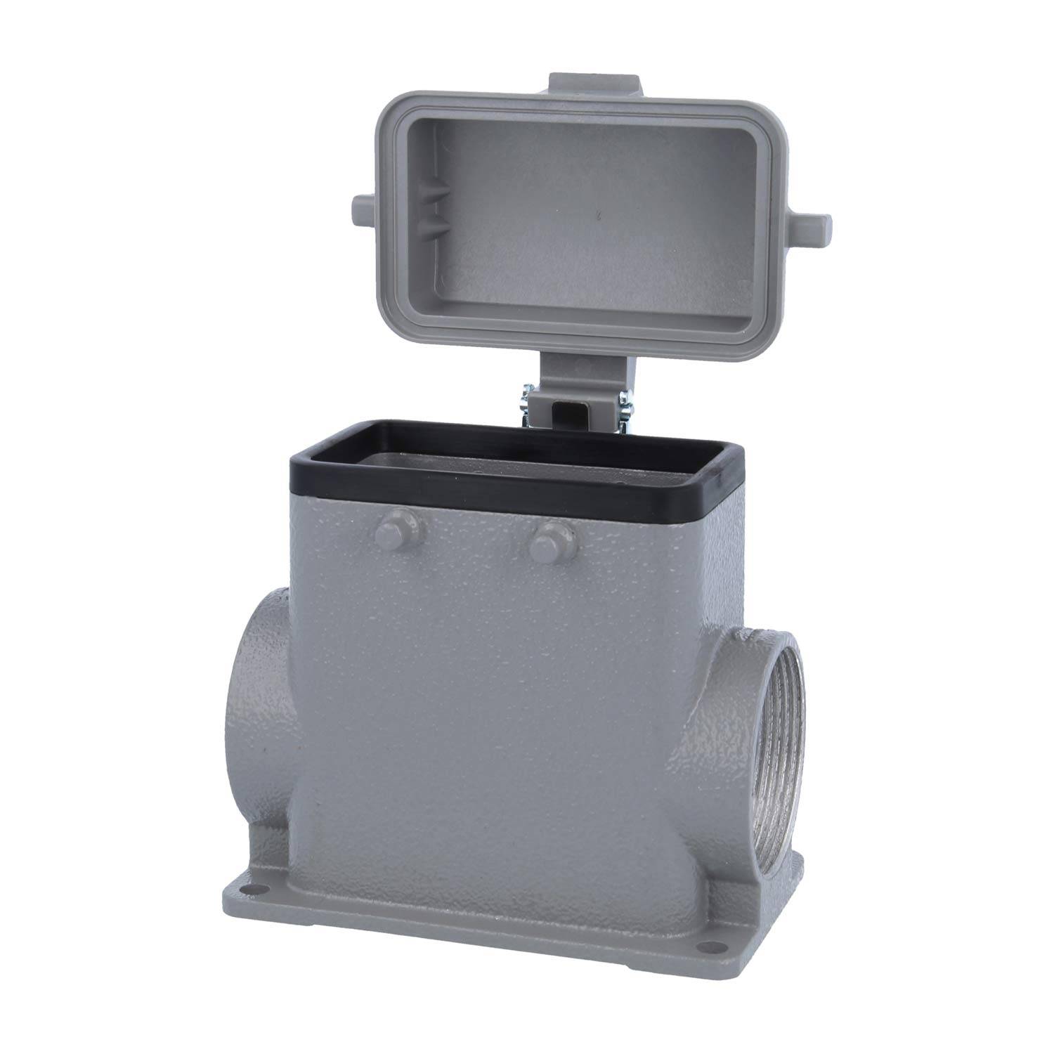 Eine graue Metallverteilerdose mit offener Abdeckung, die ein leeres Inneres und zwei seitliche Öffnungen für Kabel zeigt.