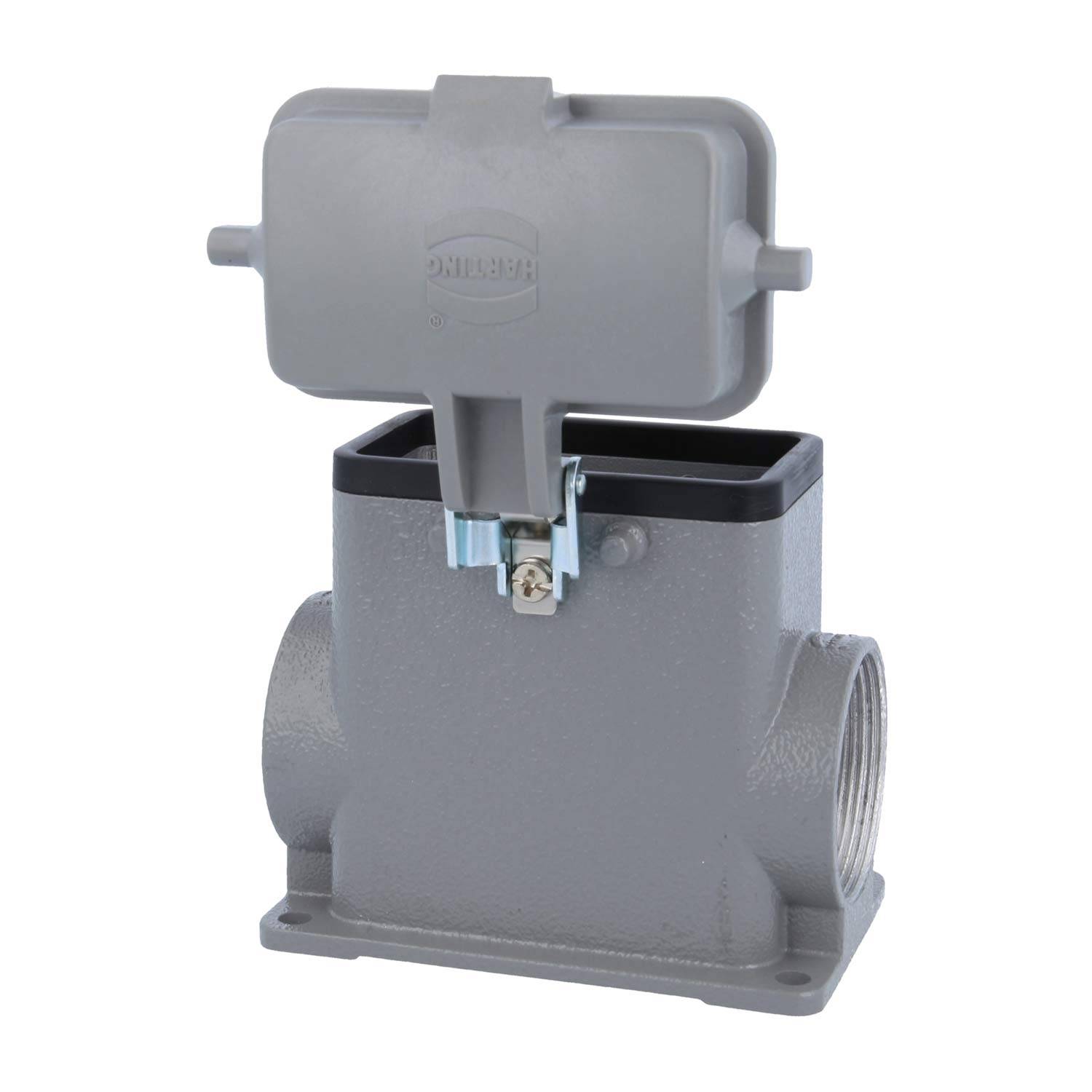 Ein grauer industrieller Ventil mit einem klappbaren Deckel in offener Position, der eine Gewindeöffnung an beiden Seiten für Rohrverbindungen zeigt.