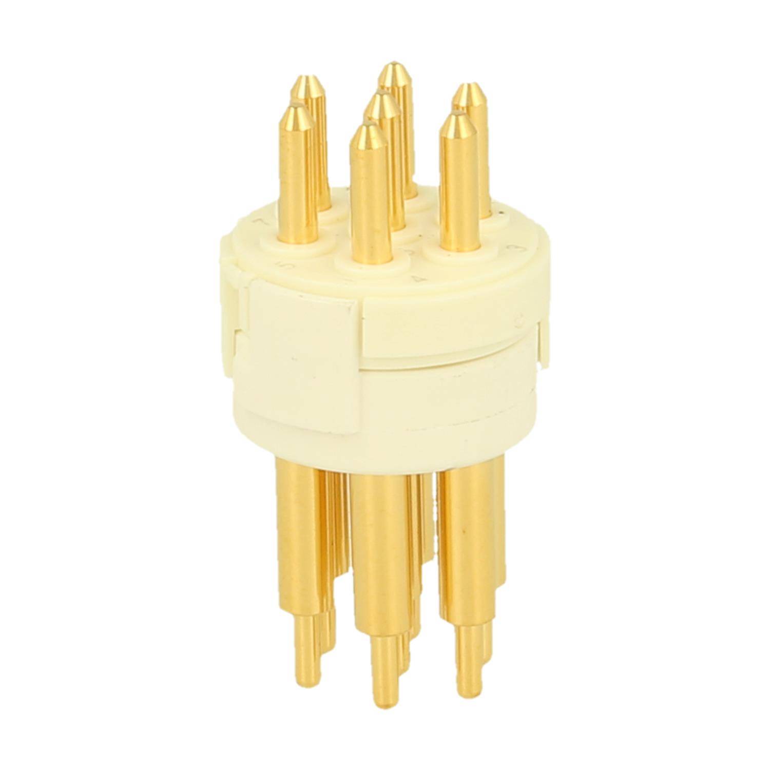 Eine Nahaufnahme einer goldenen männlichen Kontaktsteckdose mit mehreren Pins, die für elektrische Verbindungen verwendet wird, vor einem einfarbigen weißen Hintergrund.