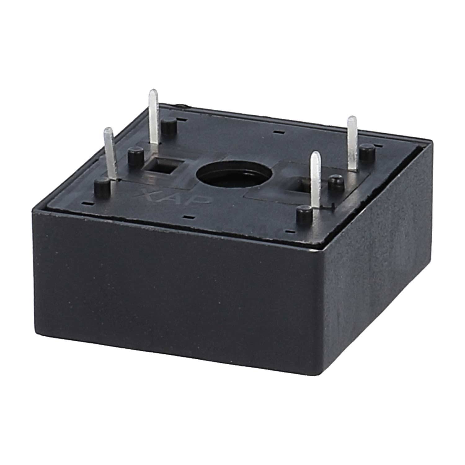 Schwarze elektrische Komponente mit Metallstiften, die an einer Seite hervorstehen, verwendet für Schaltkreisverbindungen und Befestigung.