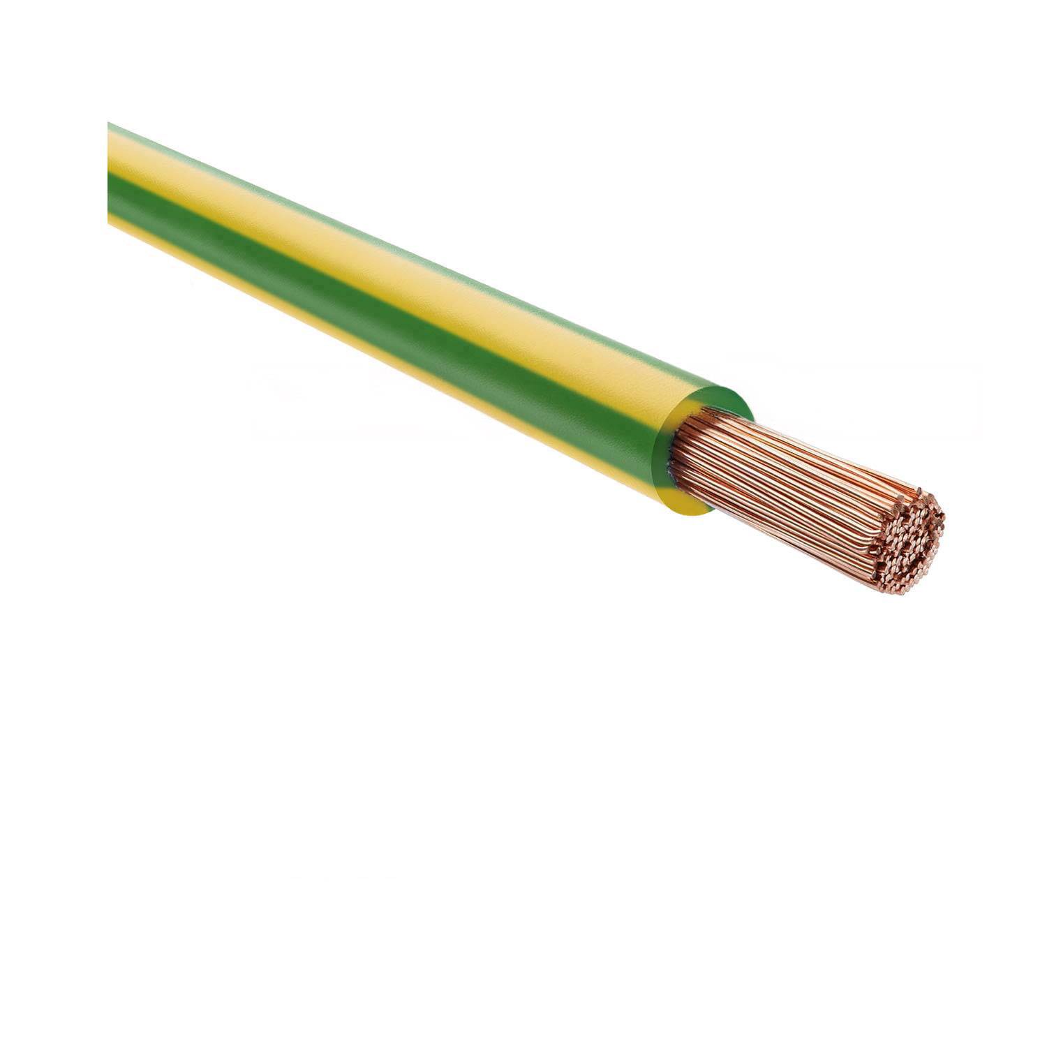 Grün-gelbes elektrisches Kabel mit freiliegenden Kupferlitzen vor einem weißen Hintergrund.