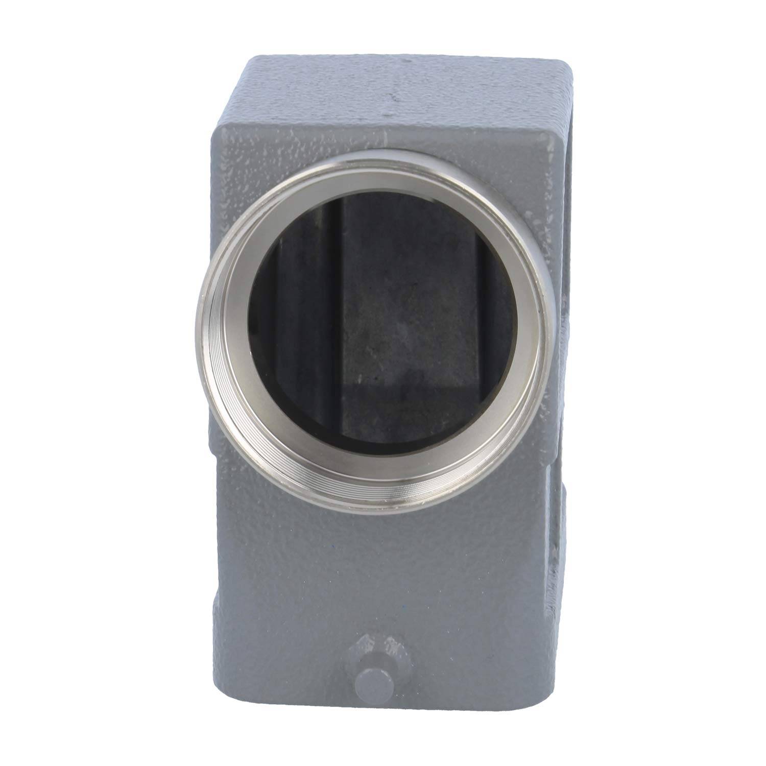 Eine metallische, rechteckige Anschlussdose mit einer kreisförmigen Öffnung an einer Seite, die zur Unterbringung elektrischer Verbindungen dient.