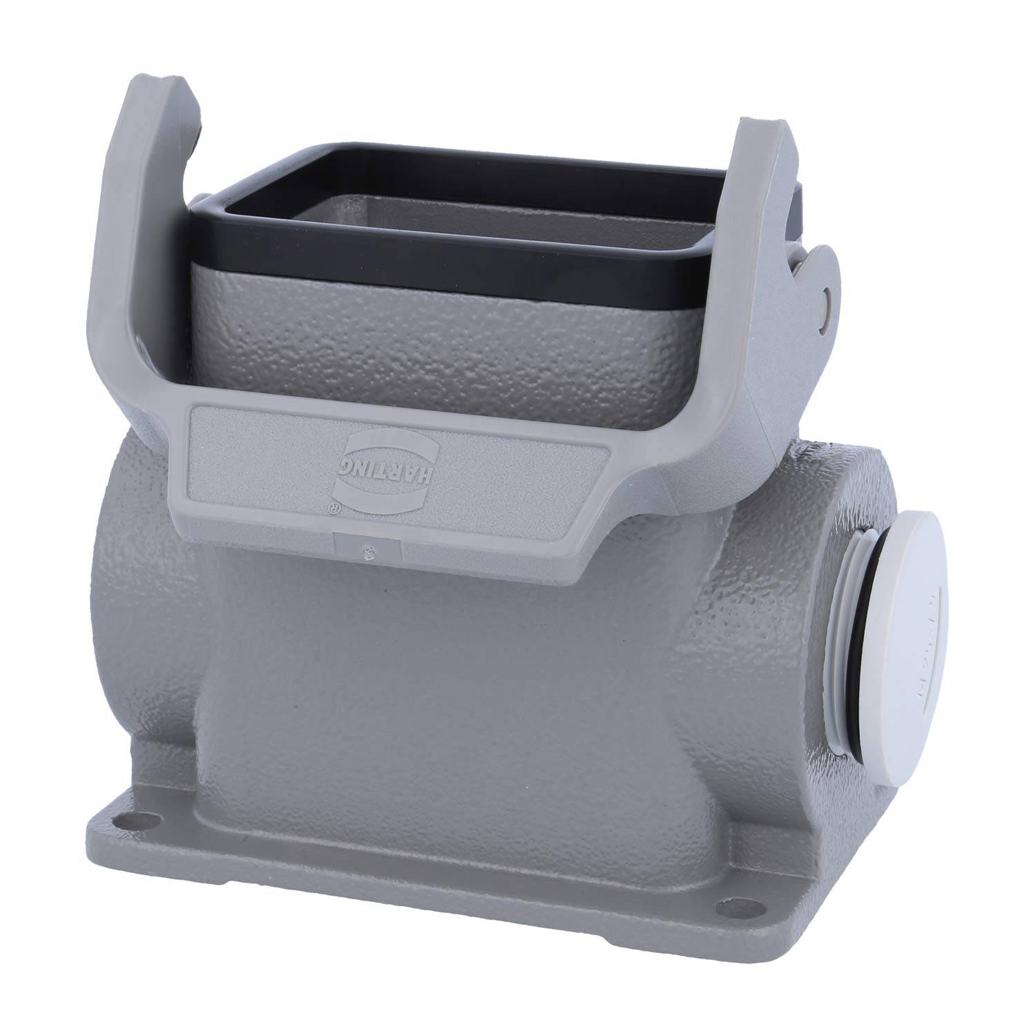 Ein grau industrielles Anschlussgehäuse mit einer rechteckigen Öffnung, seitlicher Montageverriegelung und kreisförmigem, seitlich angeordnetem Gewindeloch.