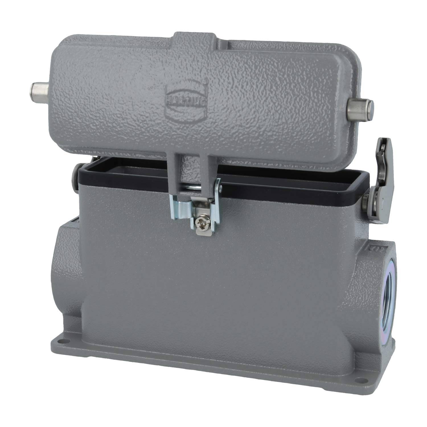 Ein grauer metallischer industrieller Anschlussgehäuse mit einem offenen Deckel, der Verriegelungsmechanismen und Eintrittstellen für sichere elektrische Verbindungen zeigt.