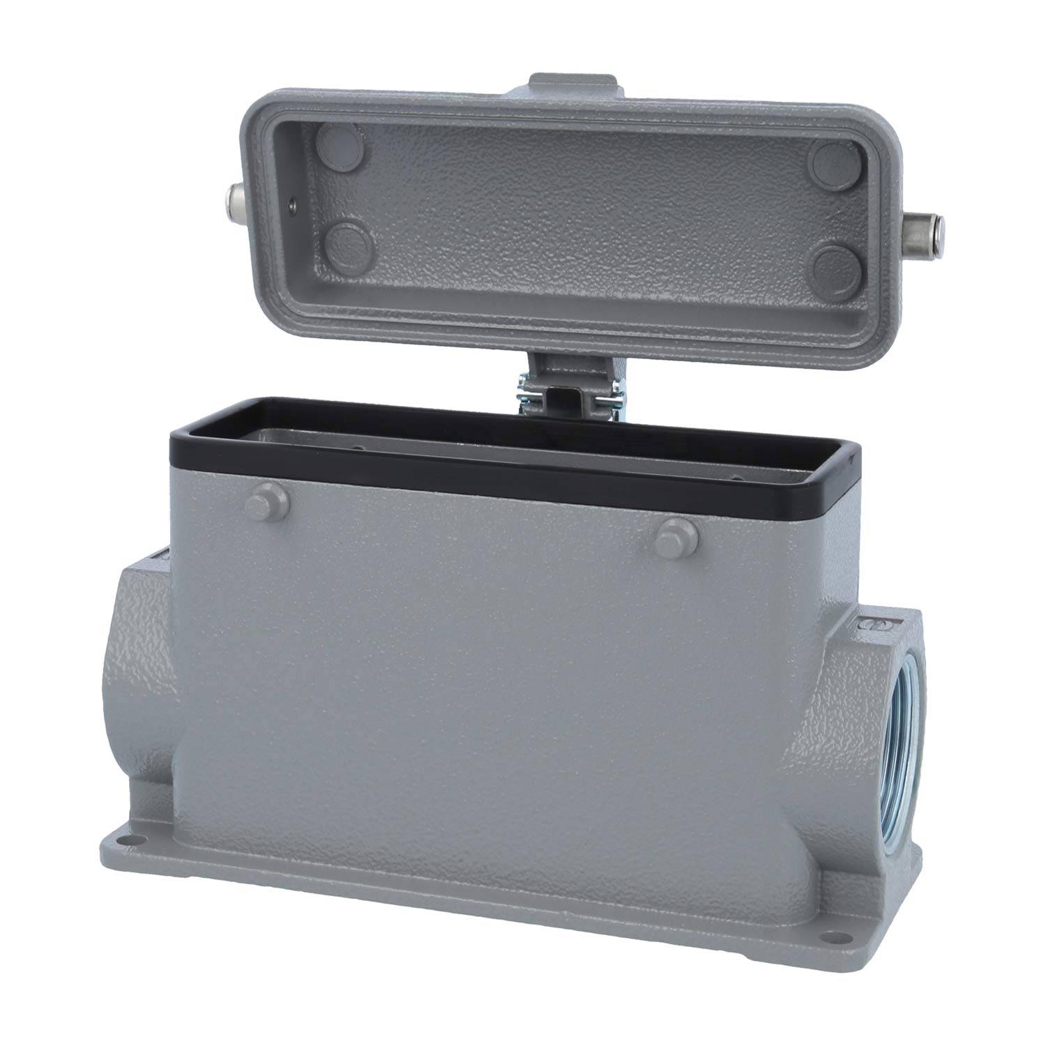 Eine rechteckige graue Metallverteilerdose mit offener Abdeckung.