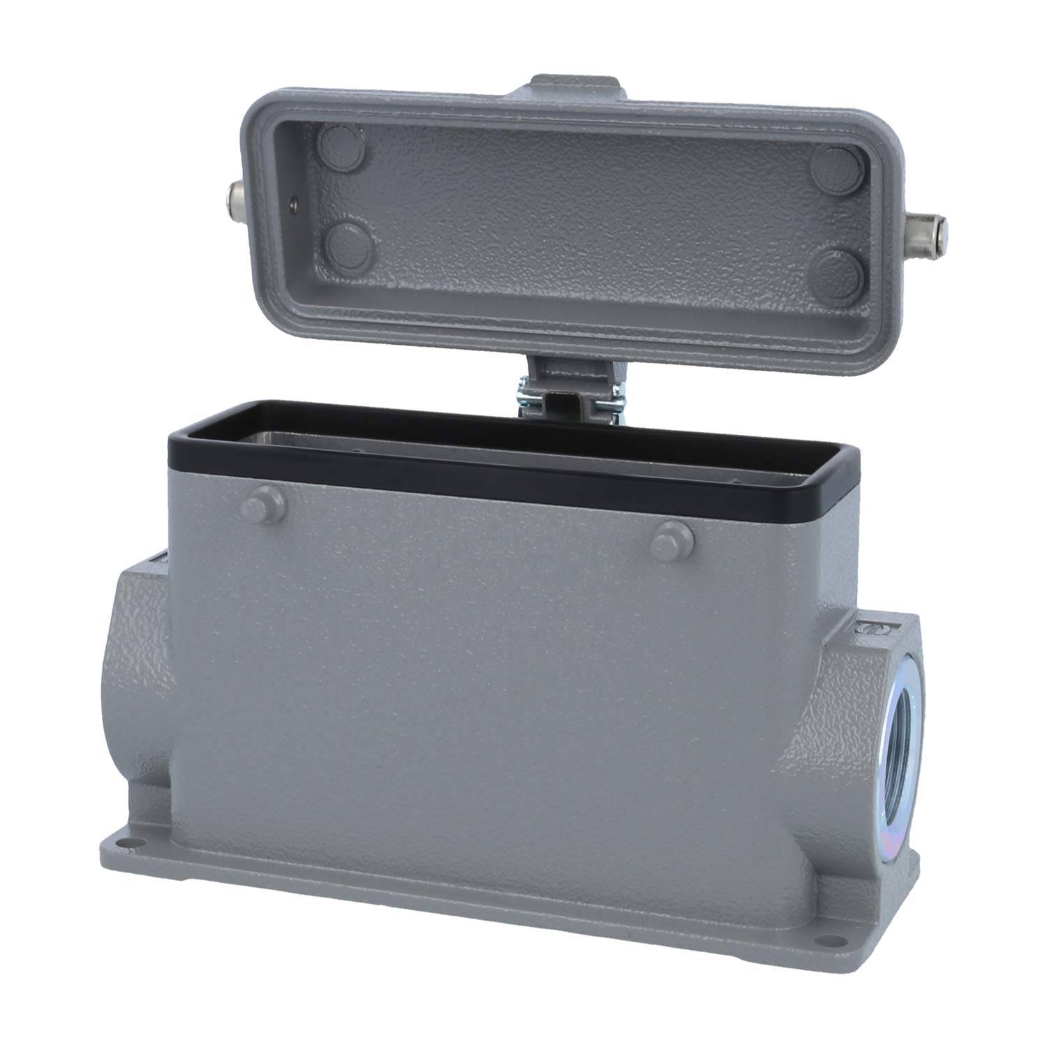 Ein grauer rechteckiger industrieller Elektrogehäuse mit offenem Deckel, der ein leeres Inneres offenlegt, konzipiert für Kabelanschlüsse.