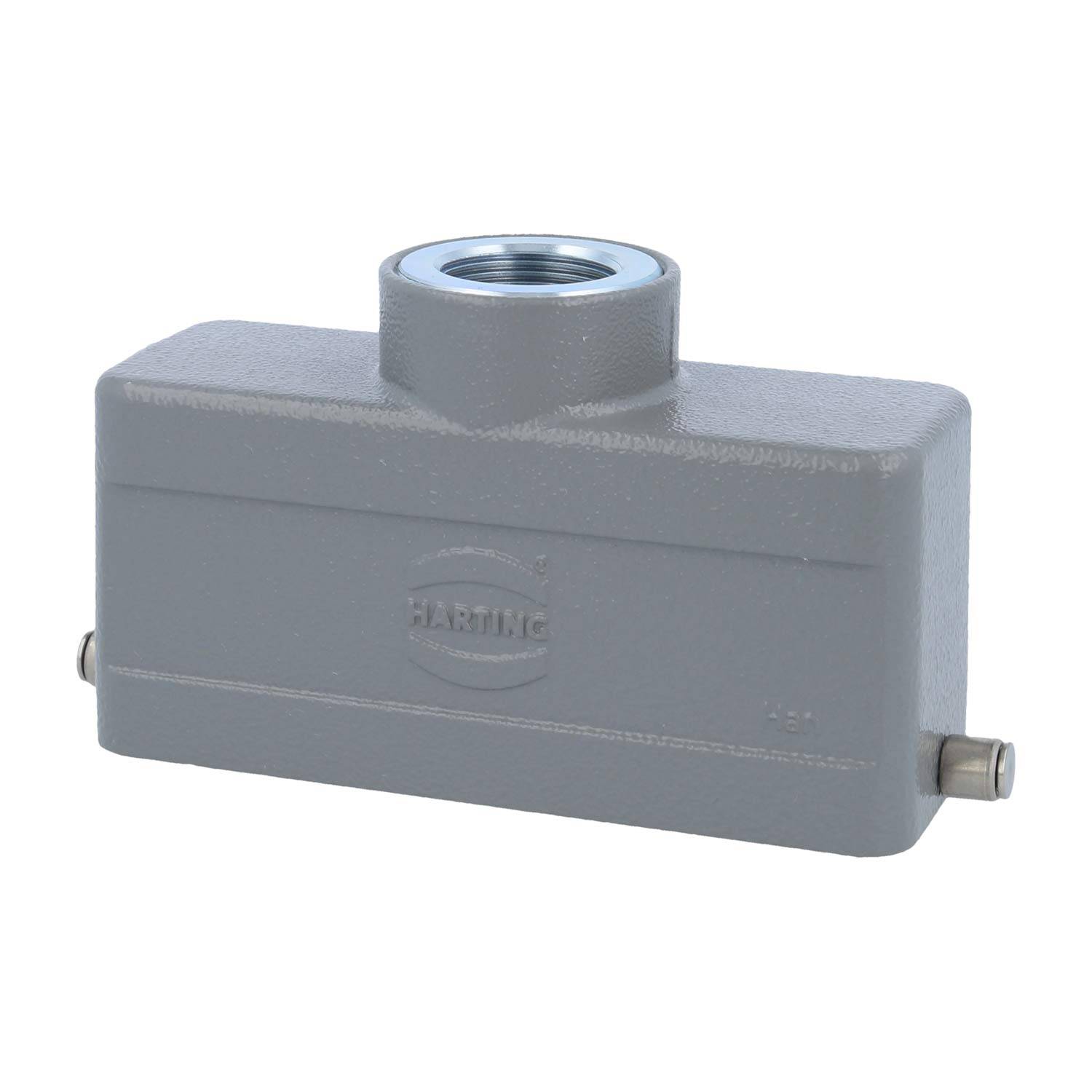 Ein grau metallisches rechteckiges Anschlussgehäuse mit einer verschraubbaren oberen Öffnung und seitlichen Clips, versehen mit geprägter Markierung.