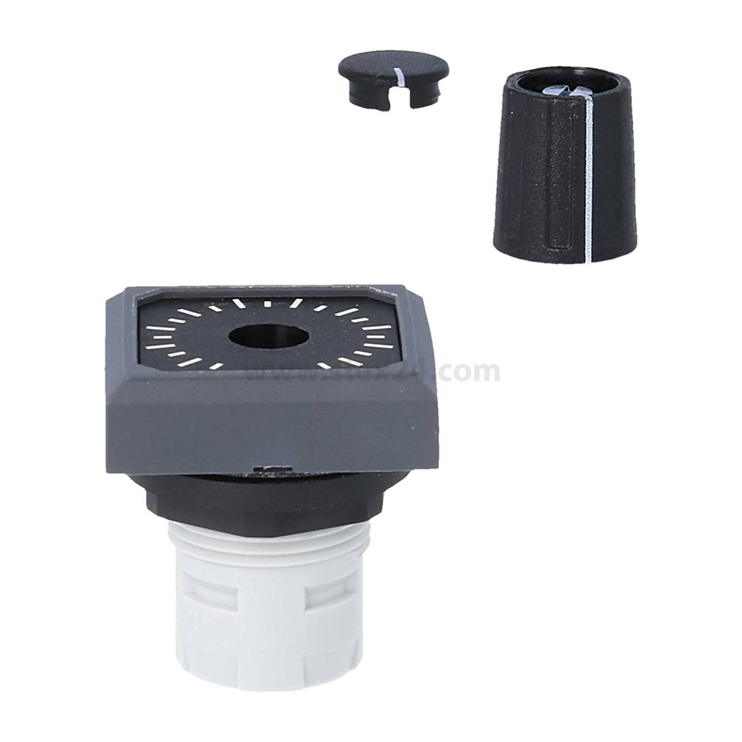 Ein schwarzer Wählscheiben-Telefonapparat mit einer weißen Markierungslinie, einem passenden Knopf und einer schwarz-weißen kreisrunden Abdeckung, die separat dargestellt wird.