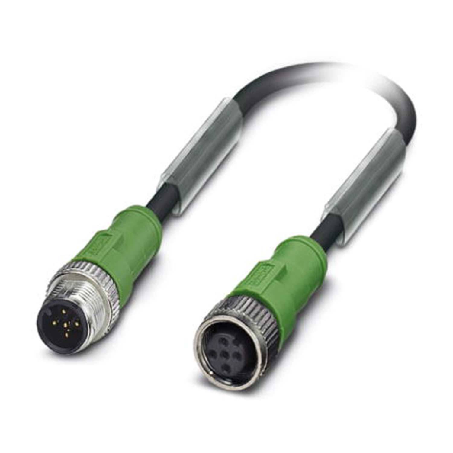 Ein grünes und schwarzes industrielles Anschlusskabel mit Metallsteckern an beiden Enden, das für sichere elektrische Verbindungen konzipiert ist.