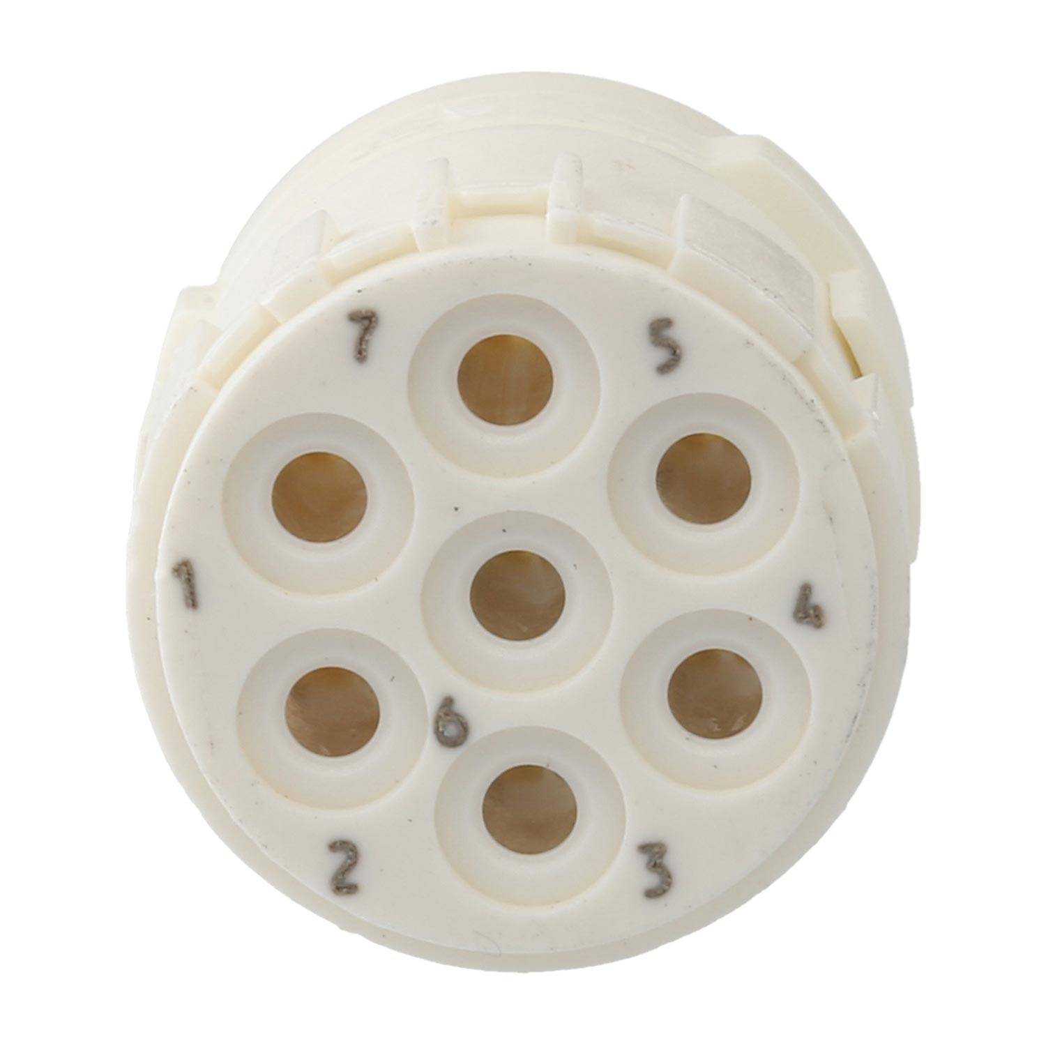 Eine weiße Kunststoff-Rundkomponente mit sieben Löchern, die von 1 bis 7 um ihren Umfang herum beschriftet sind, wahrscheinlich für elektrische Verbindungen verwendet.