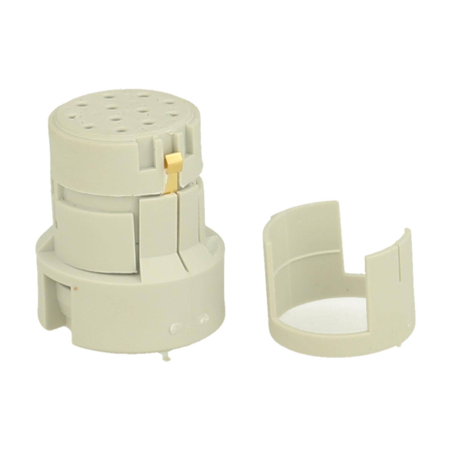 Ein Drucktastenschalter-Schutzkappe und Gehäuse; die Kappe ist zylindrisch mit mehreren Löchern, und das Gehäuse ist offen, was darauf hindeutet, dass es um die Kappe herum passt.