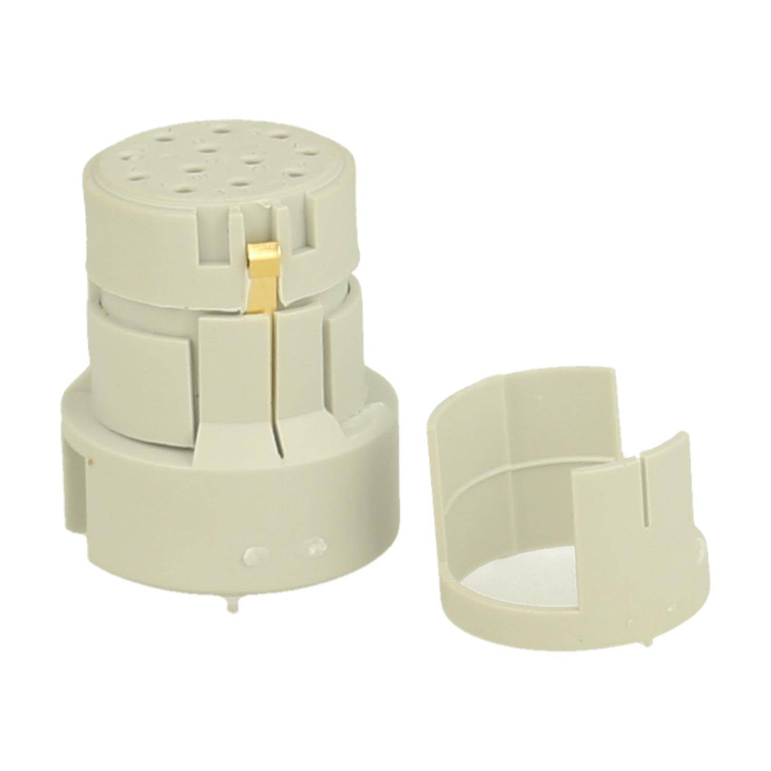 Ein beige Zylinder mit mehreren Löchern an der Oberseite, versehen mit einem passenden Deckel.