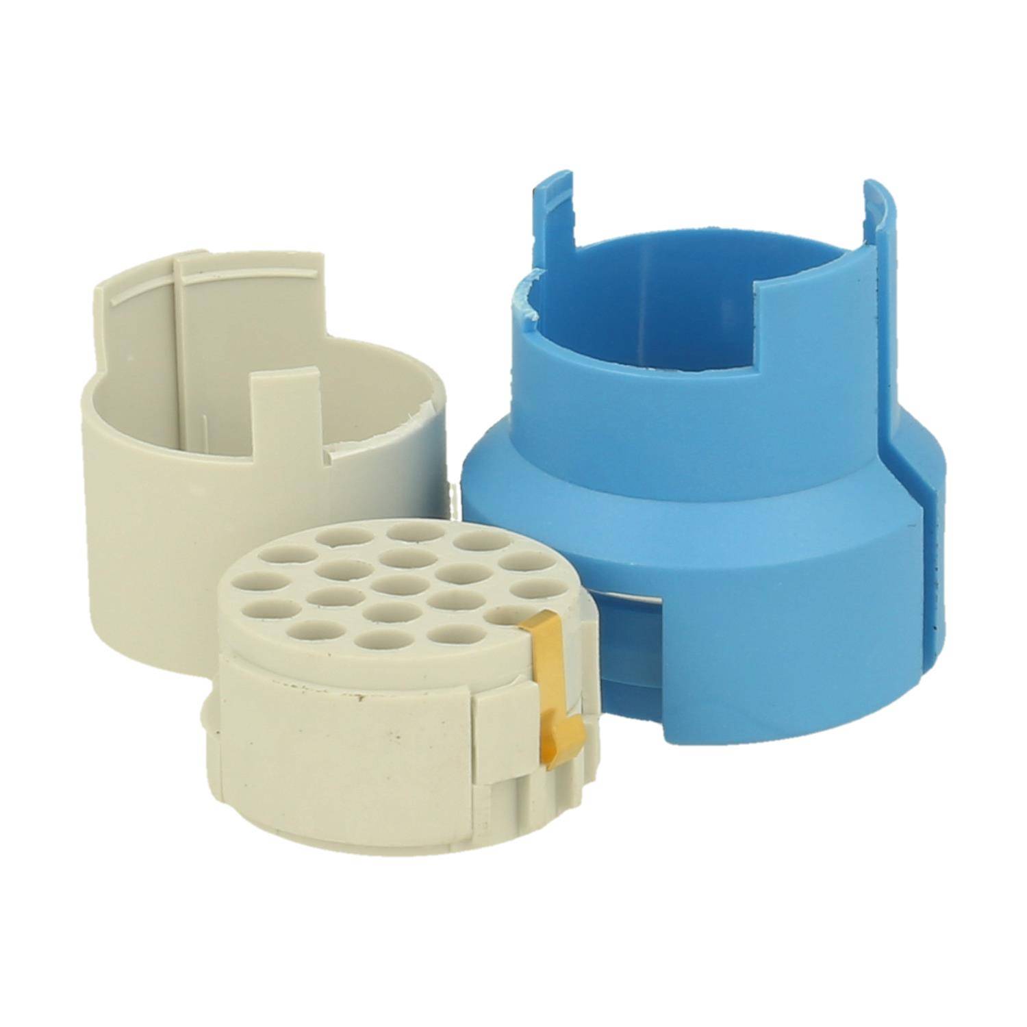Ein Satz von Anschlüssen mit einer beigen zylindrischen Basis, die mehrere kreisförmige Schlitze aufweist, und einem blauen Deckel mit Aussparungen zum Einsetzen.