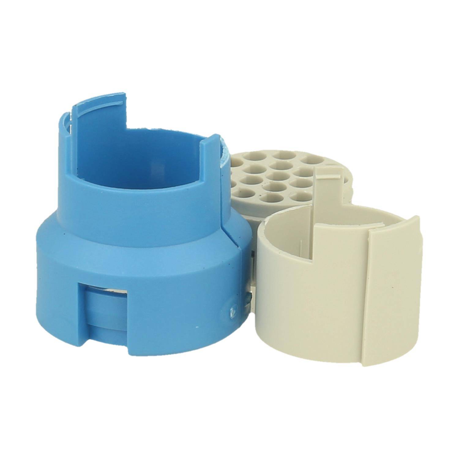 Eine blaue und eine beige Kunststoff-Kabeldurchführung mit mehreren Schlitzen, entwickelt zum Organisieren und Schützen von Kabeln, die durch Oberflächen geführt werden.