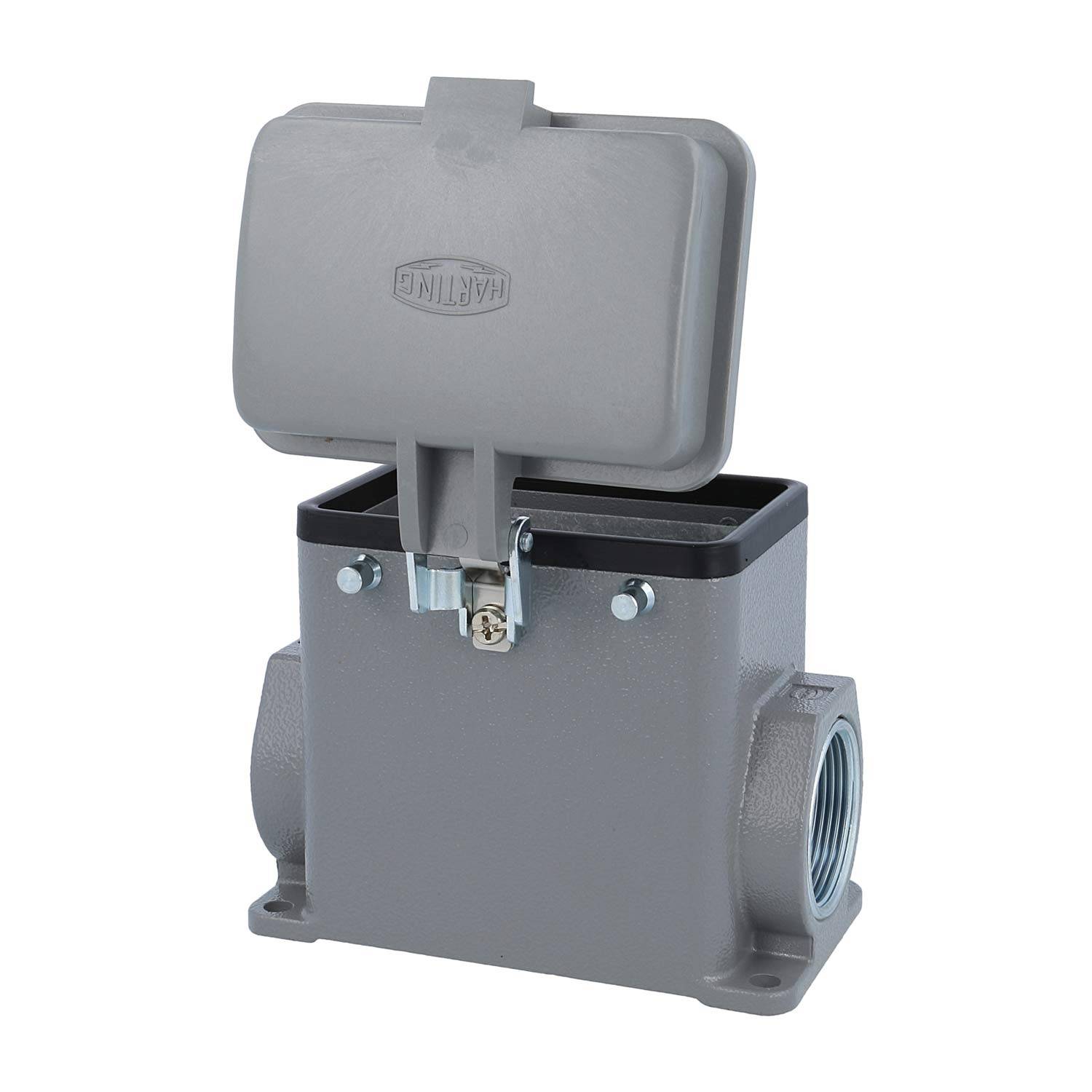 Eine Metall-Industrieanschlussbox mit einem schützenden Klappdeckel, die sichere Verbindungen ermöglicht. Konzipiert für Langlebigkeit und elektrische Sicherheit.