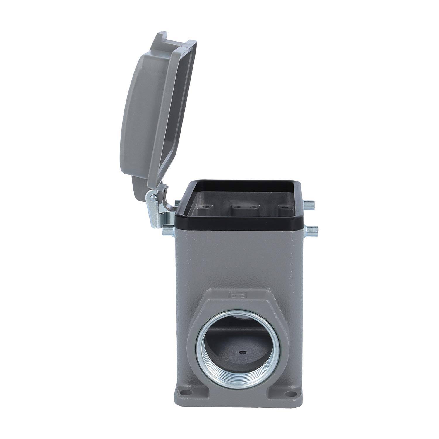 Ein offener grauer Elektrokasten mit seitlicher Kabeleinführungsöffnung und einer klappbaren Abdeckung, von der Seite gegen einen weißen Hintergrund dargestellt.