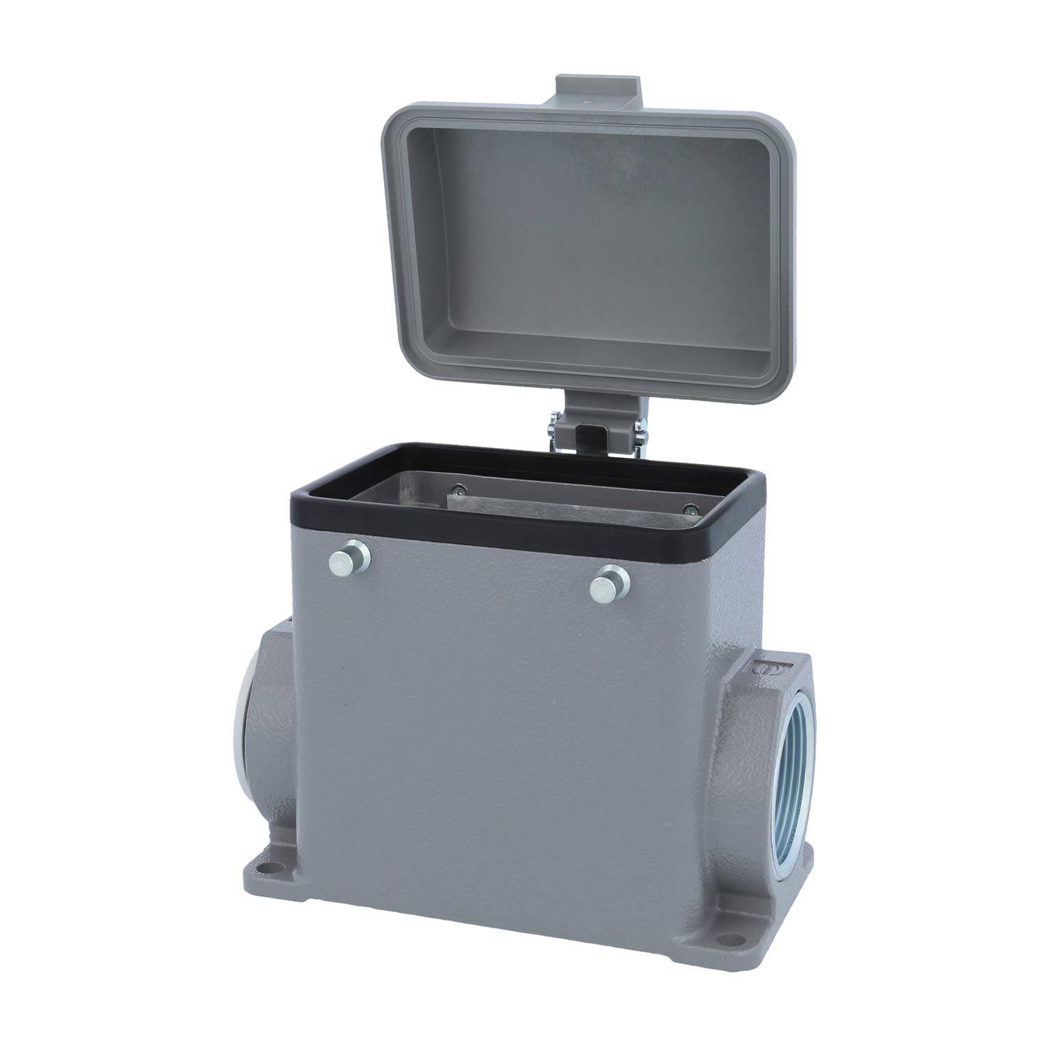 Eine rechteckige, graue elektrische Verteilerdose mit offenem Deckel, die Befestigungsschrauben und seitliche Öffnungen für Leitungsanschlüsse zeigt.