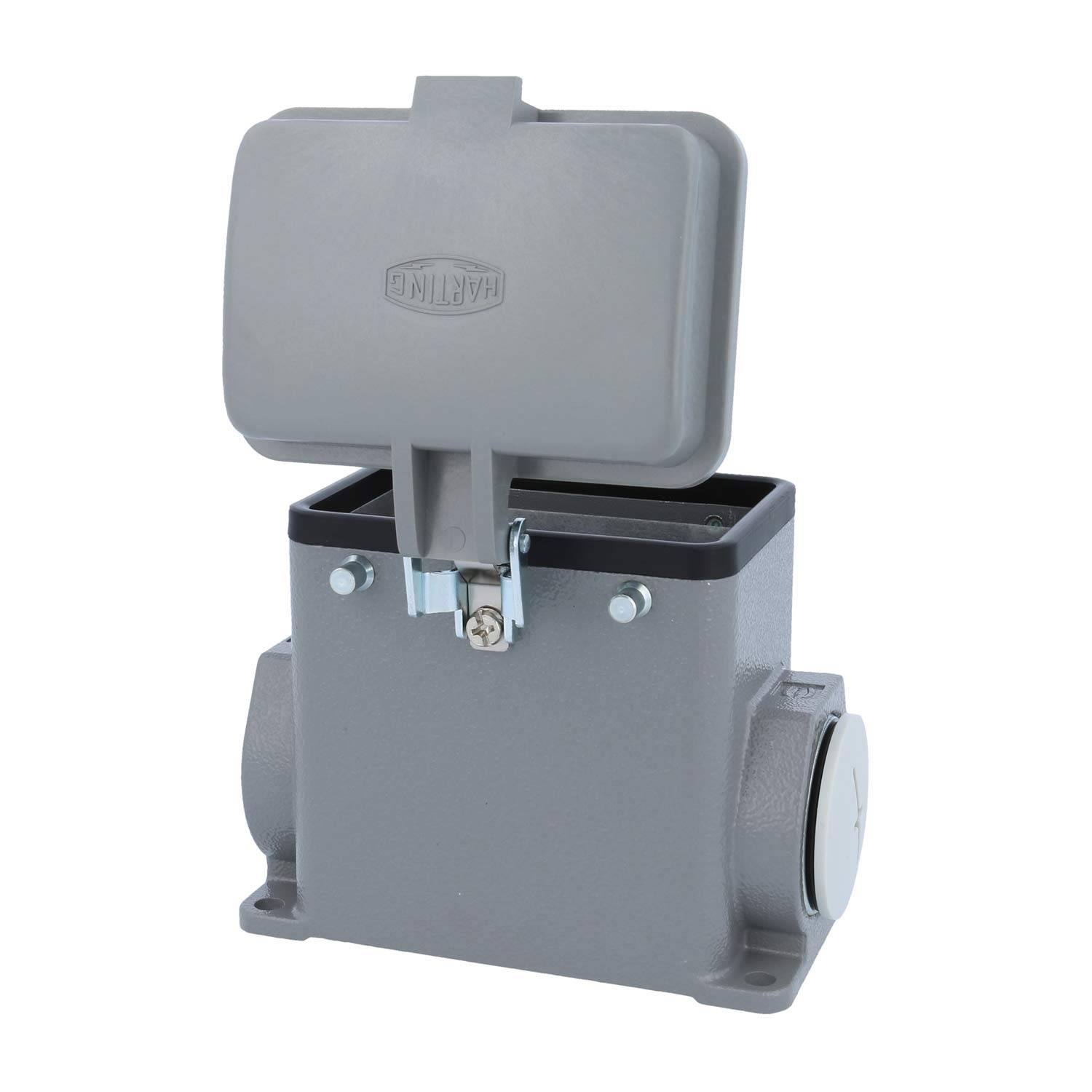 Eine graue, industrielle Steckdosenabdeckung mit einem Klappdeckel und Harting-Branding, entwickelt zum Schutz elektrischer Verbindungen vor Staub und Feuchtigkeit.