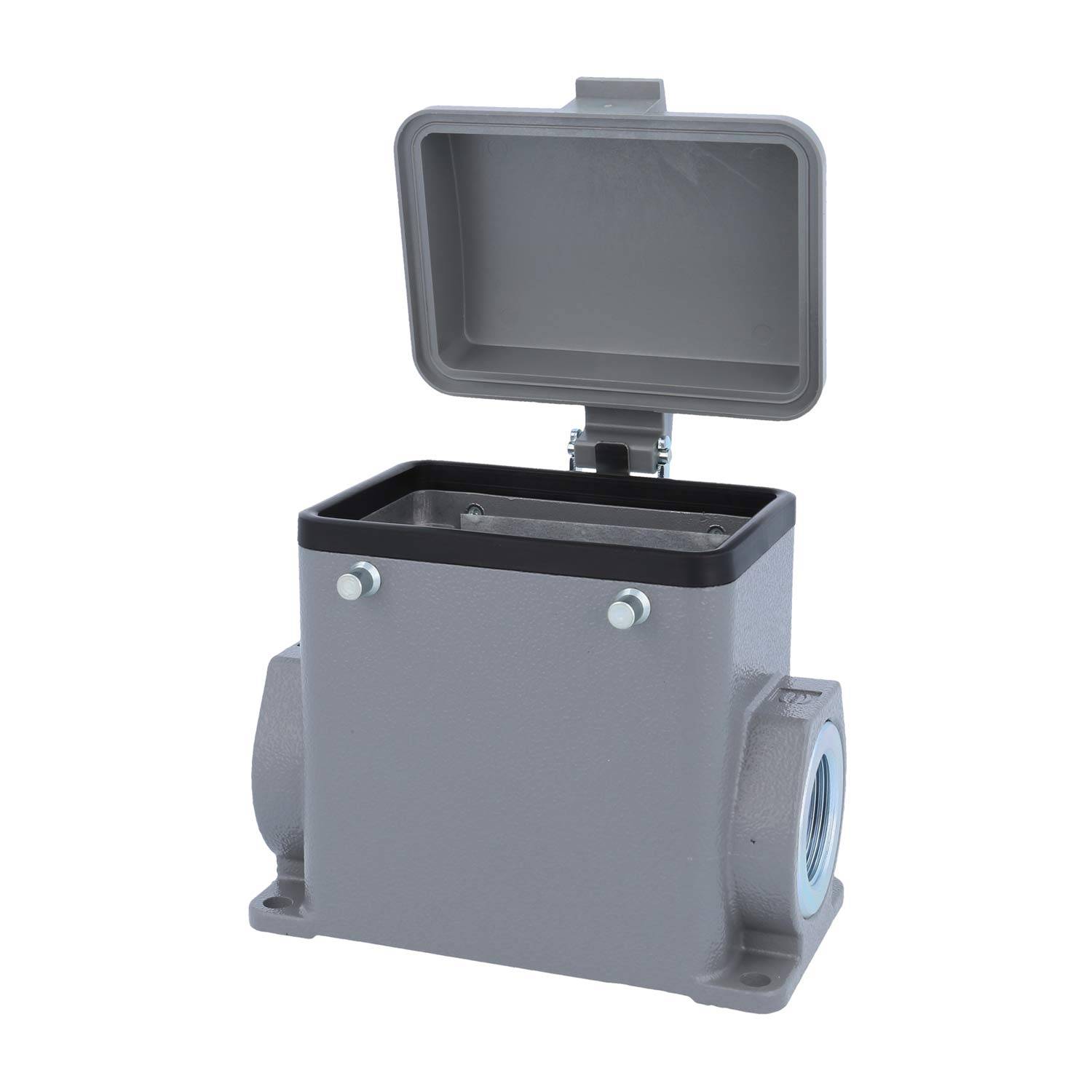 Ein grauer, rechteckiger Elektroverteilerschrank mit einem offenen Klappdeckel, der den internen Raum für Verkabelungen und Anschlüsse freigibt.