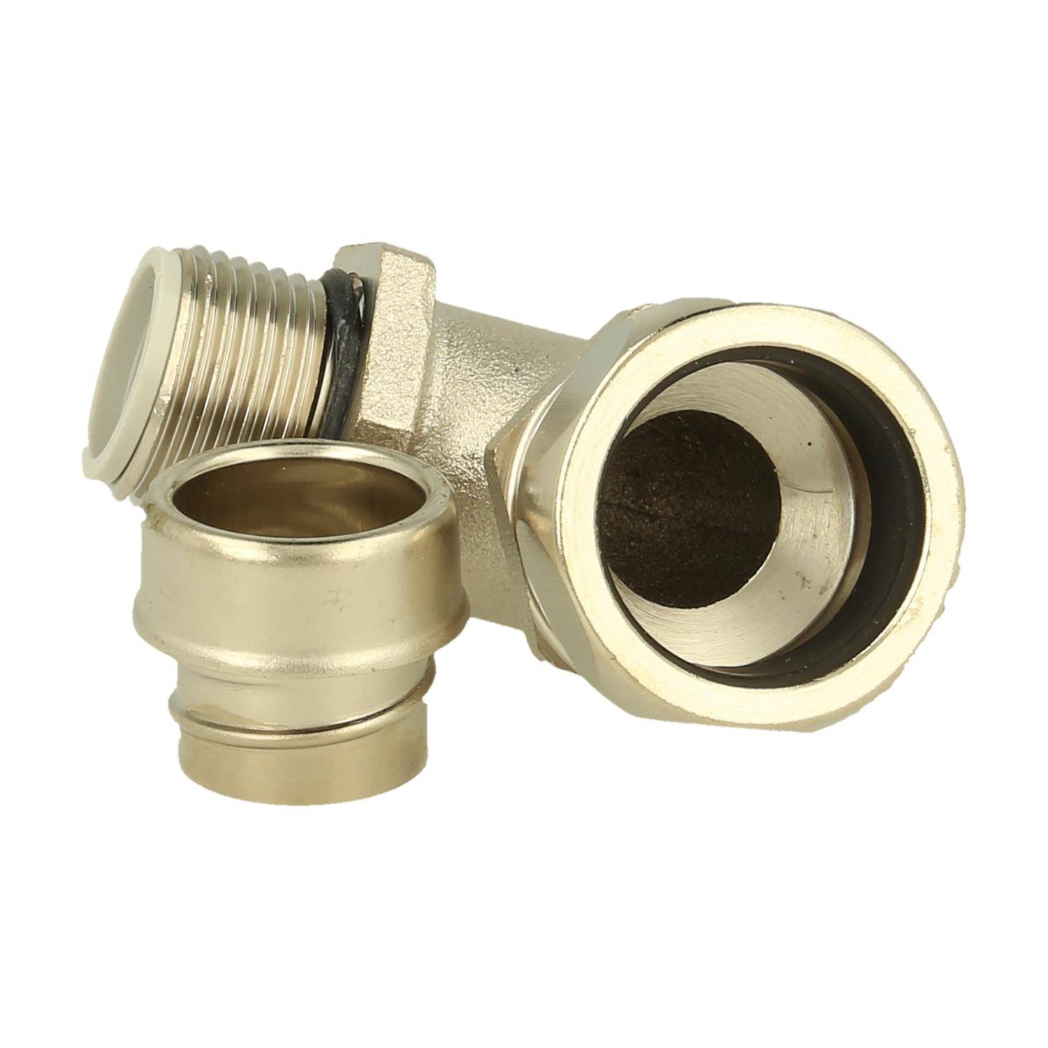 Messinginstallationsteile, einschließlich eines Rohrbogen und eines Verbindungsstücks, die vor einem weißen Hintergrund präsentiert werden.