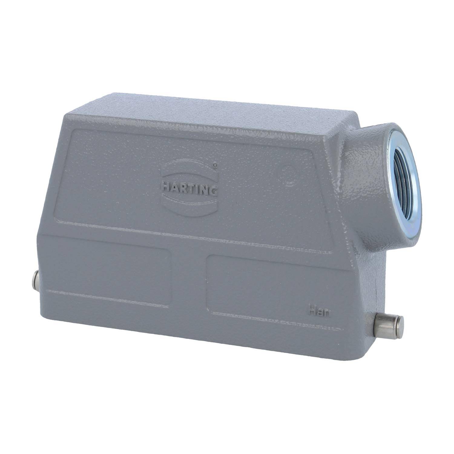 Ein rechteckiges graues Metallgehäuse für einen elektrischen Anschluss mit einer Gewindeöffnung und eingepresstem Logo an seiner Seite.