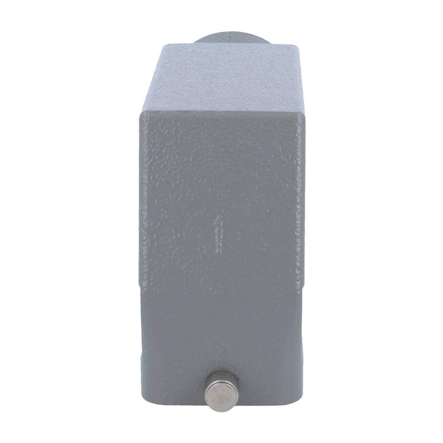 Eine graue rechteckige Metallbox mit einem kleinen kreisförmigen Knopf in der Mitte der Unterseite.