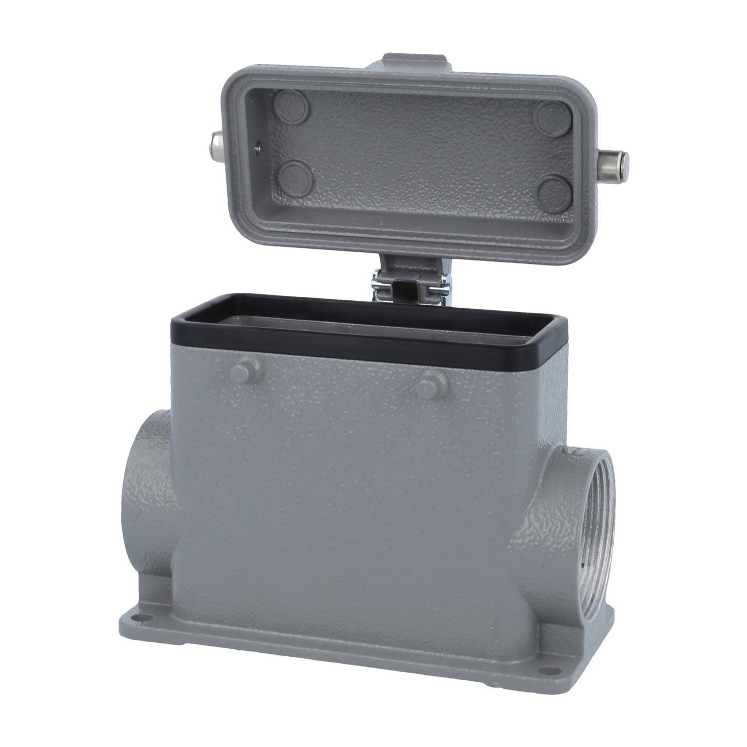 Rechteckige graue metallische Elektro-Verteilerdose mit offenem Deckel, der einen schwarzen Innenraum offenlegt. Die Dose verfügt über seitliche Anschlussöffnungen für Kabelführungen.