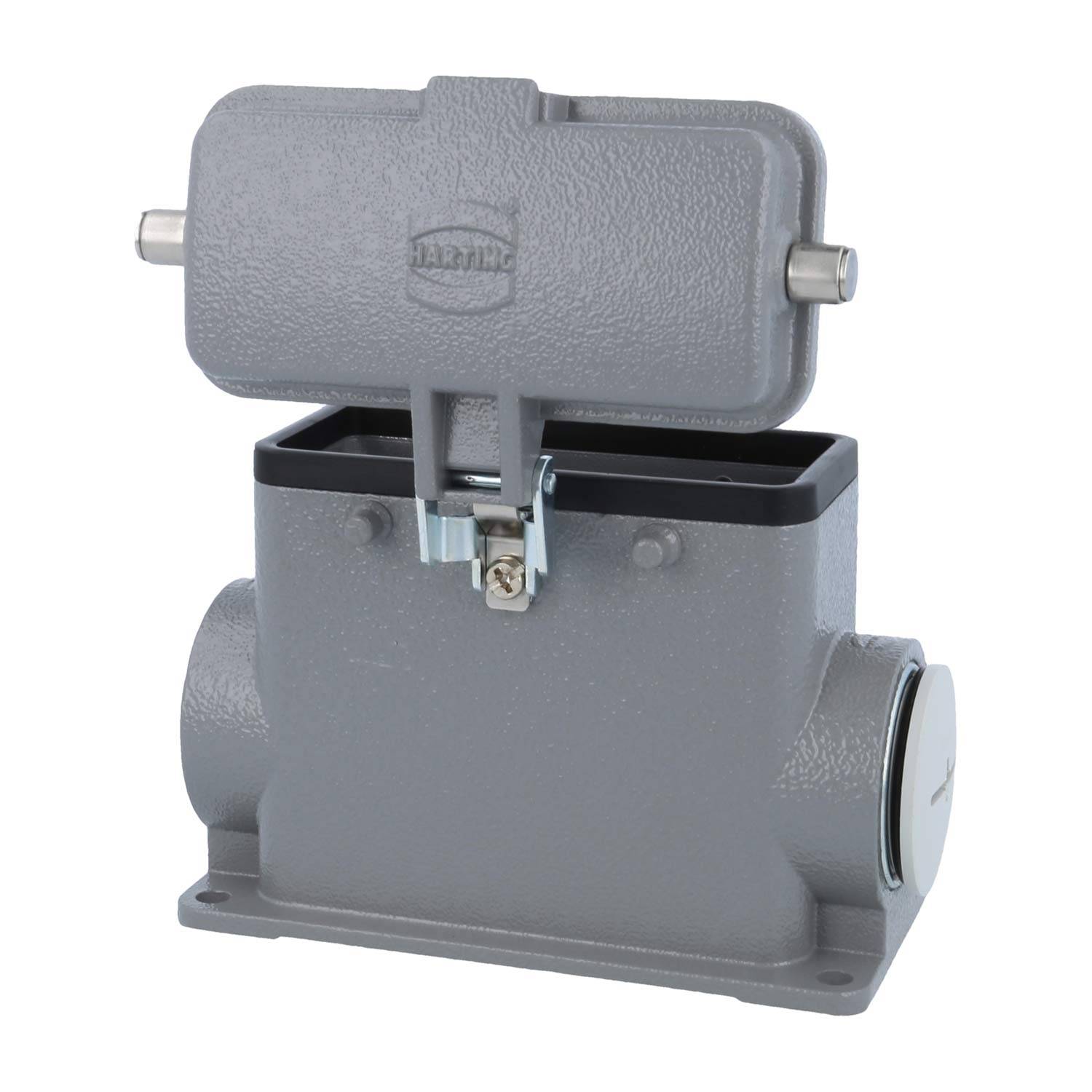 Ein grauer rechteckiger Metallgehäuse für elektrische Komponenten mit einem offenen Deckel, ausgestattet mit einem Verschluss zum Sichern.