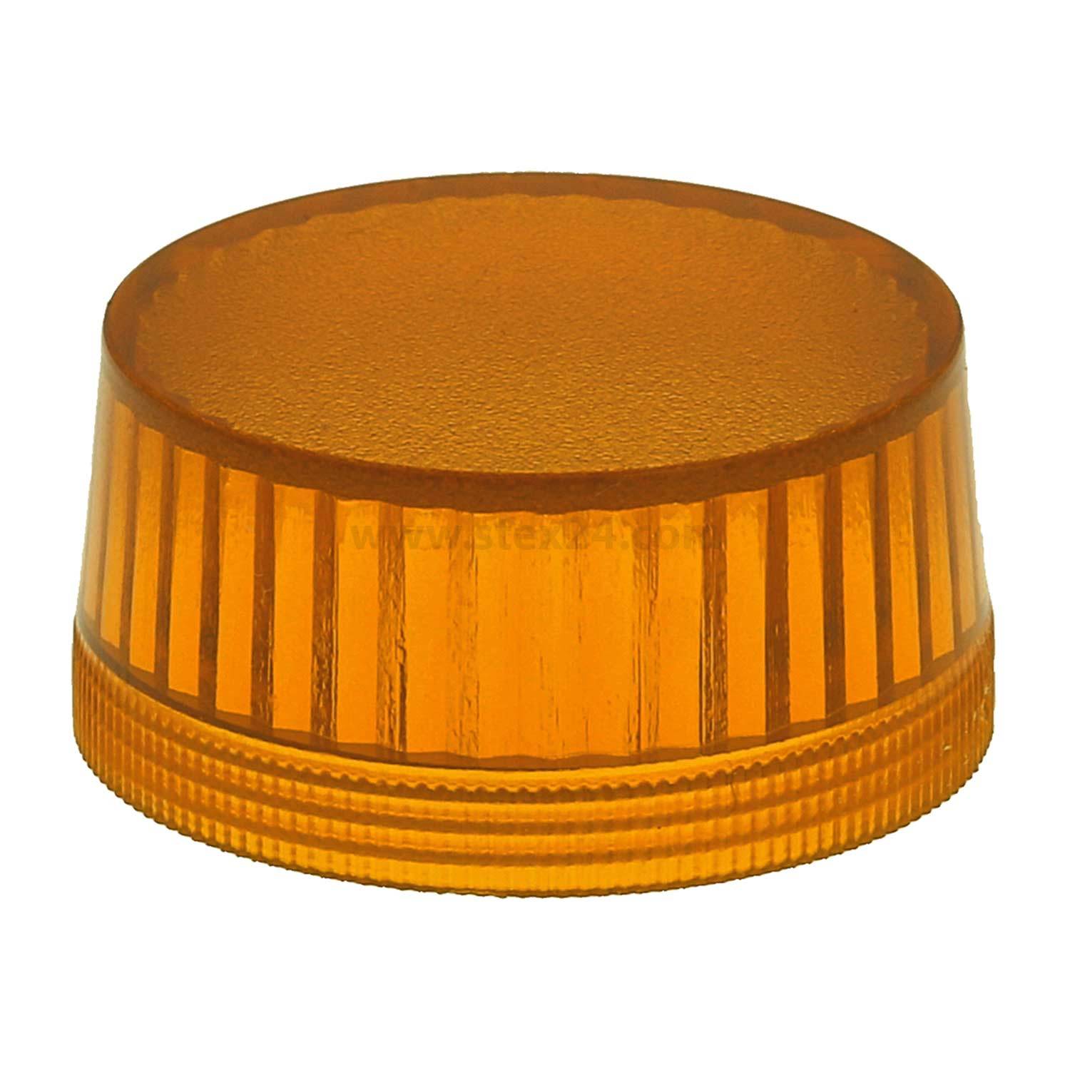 Ein orangefarbener, gerippter Plastikflaschenverschluss mit einer flachen Oberseite, der üblicherweise für Medizinflaschen verwendet wird, ist vor einem weißen Hintergrund zu sehen.