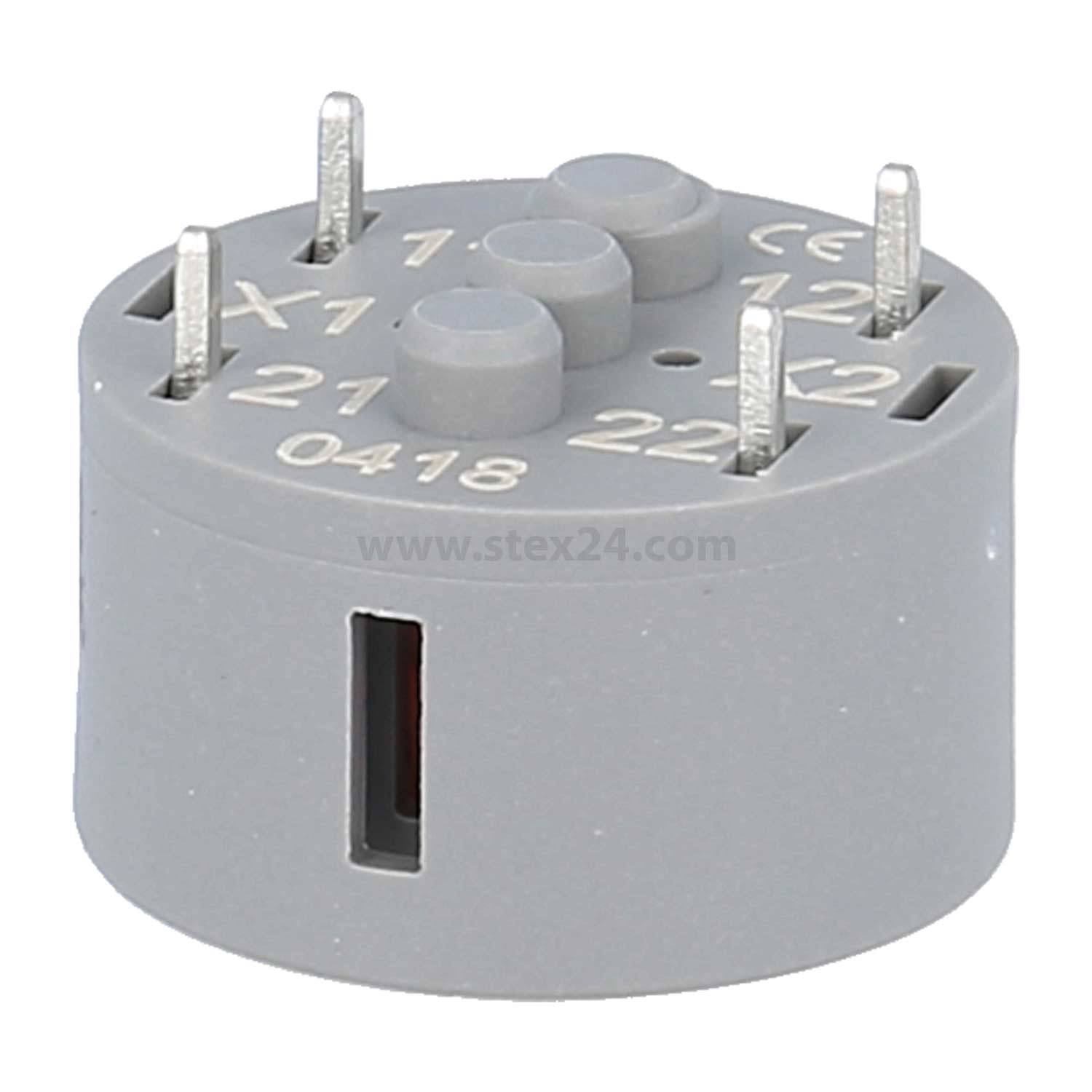 Eine graue kreisförmige Buchse mit nummerierten metallischen Kontaktstiften und eingraviertem Text '0418' an der Seite, entwickelt zum Anschluss von elektrischen Komponenten.