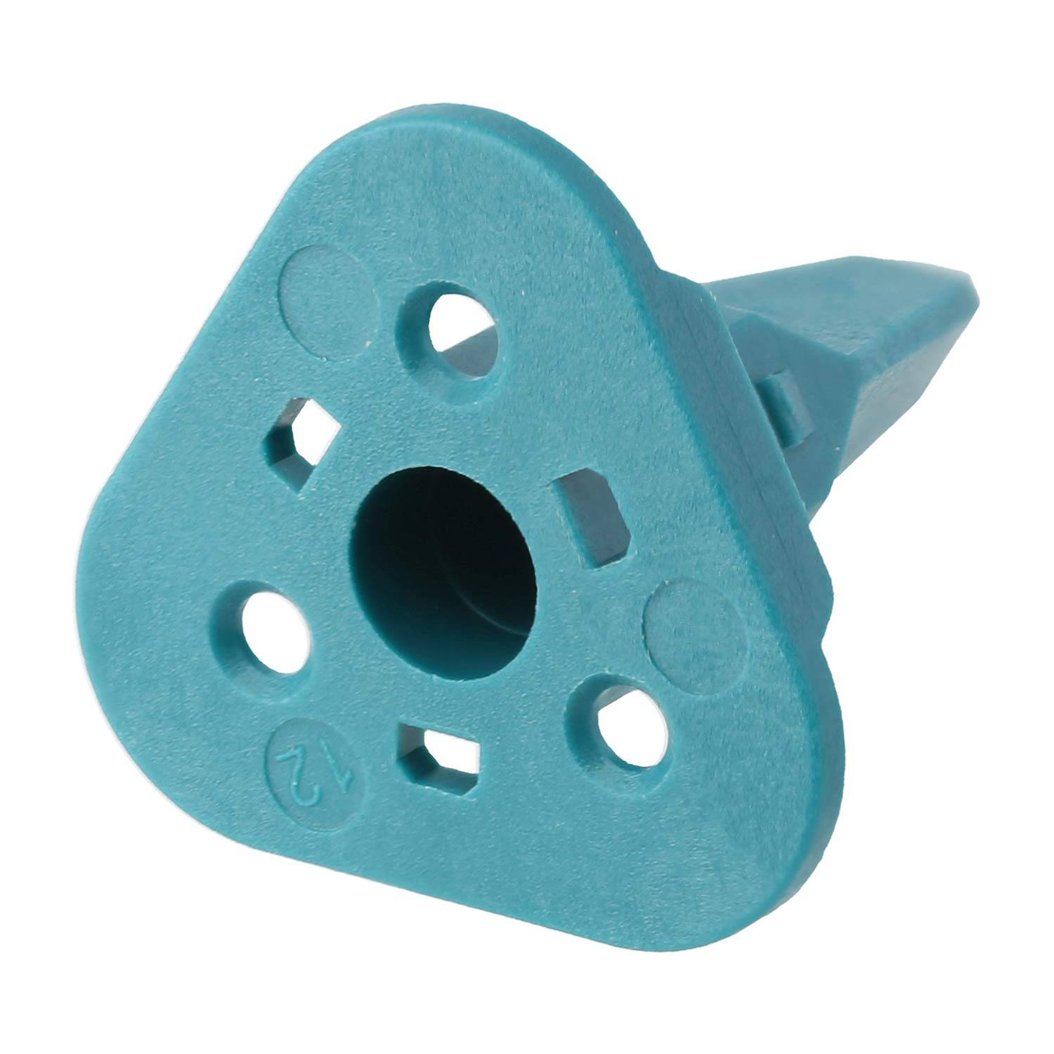 Ein blauer Kunststoffstöpsel in dreieckiger Form, der ein zentrales Loch und kleinere, symmetrisch angeordnete kreisförmige Ausschnitte aufweist.