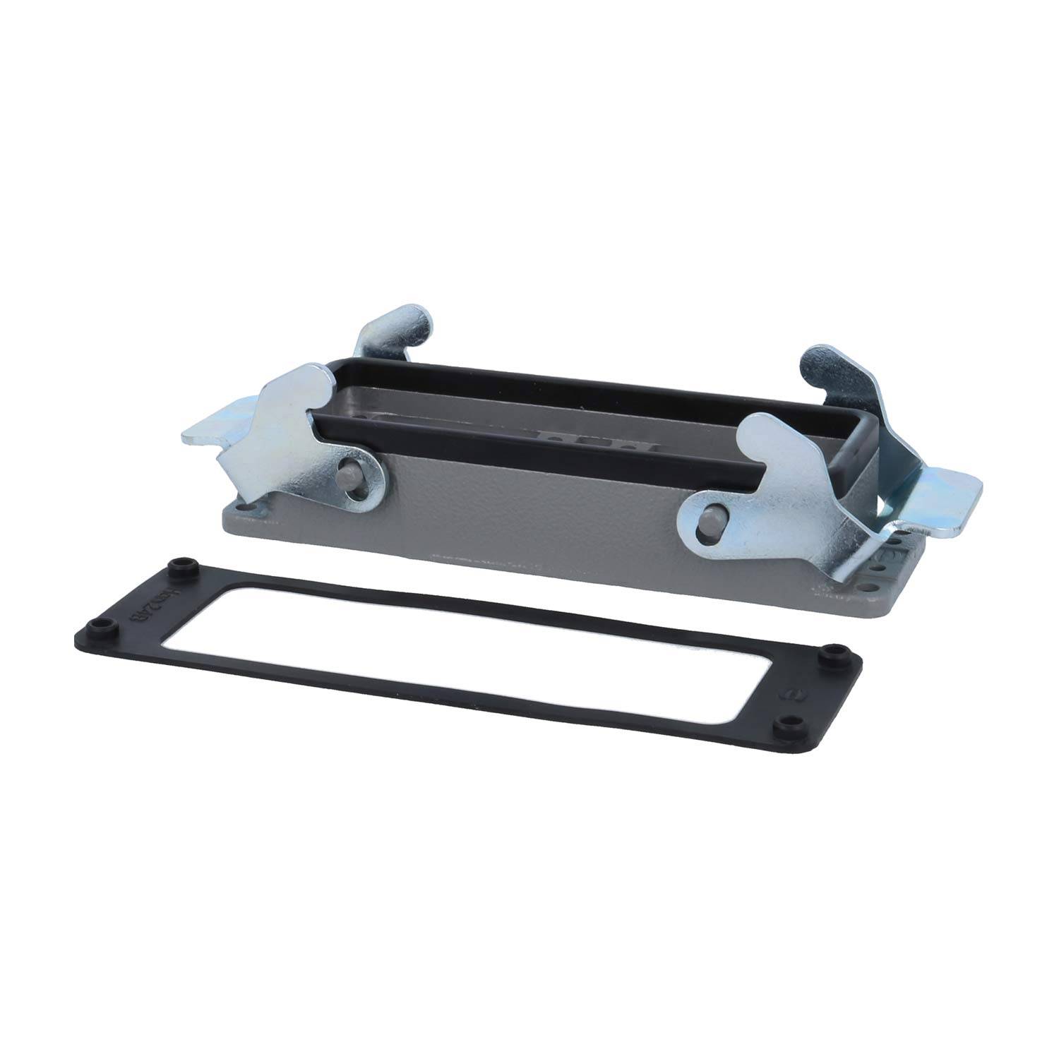 Metallhalterung mit angewinkelten Clips neben einer rechteckigen Dichtung auf einem schlichten weißen Hintergrund.