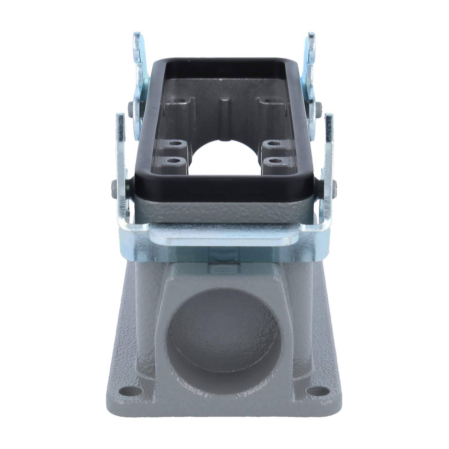 Eine metallische rechteckige Grundplatte mit einer zentralen Öffnung und Befestigungsbügeln, höchstwahrscheinlich eine Komponente, die in industriellen Maschinen oder bei der Ausrüstungsmontage verwendet wird.