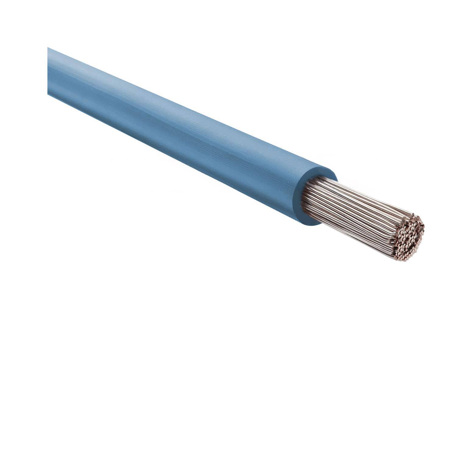 Ein blauer isolierter elektrischer Draht mit freigelegten Metallsträngen an einem Ende, der zur Stromleitung verwendet wird.