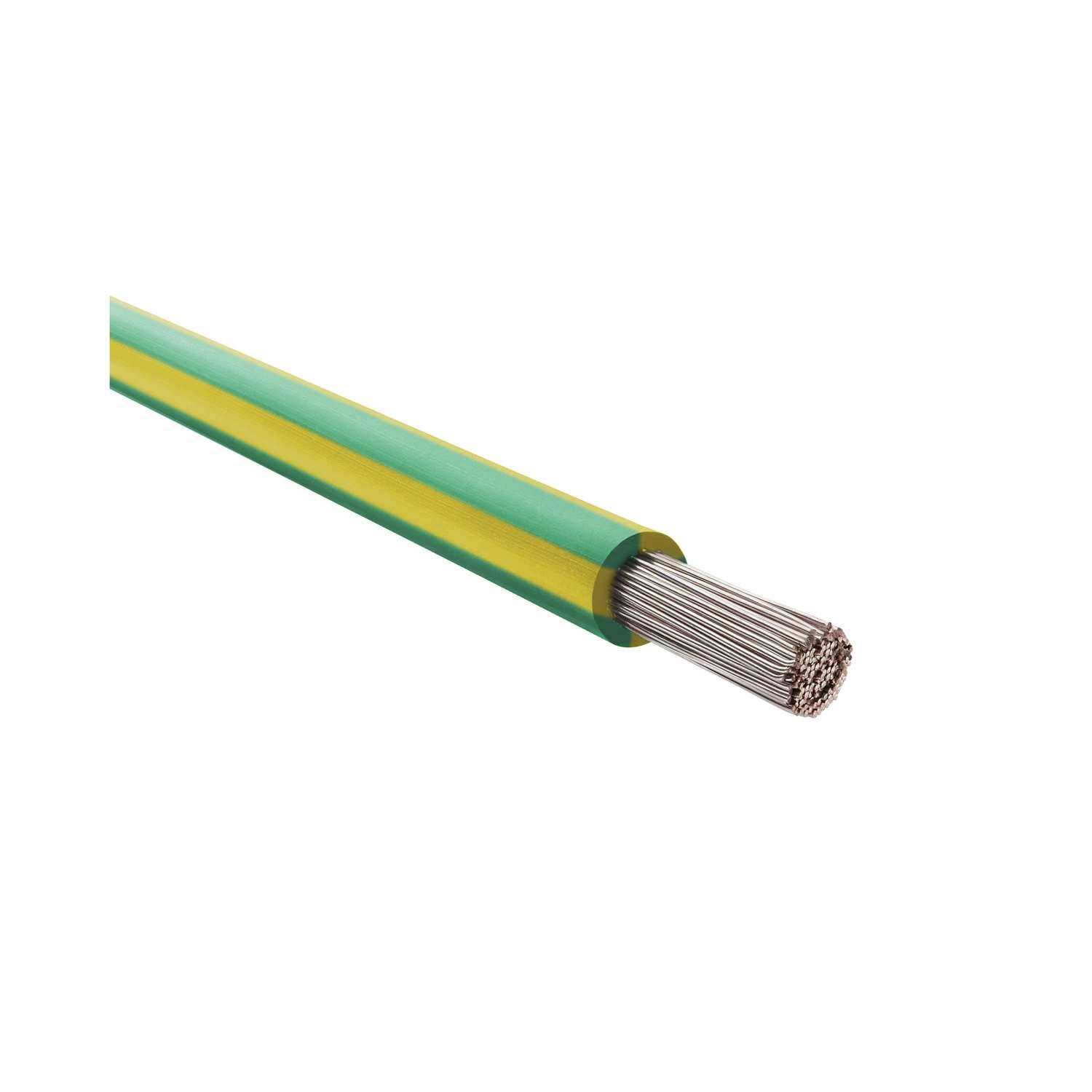 „Grün und gelb gestreiftes Elektrokabel mit freiliegenden Metalldrähten an einem Ende, was darauf hindeutet, dass es sich um einen Erde-/Erdungsdraht handelt.