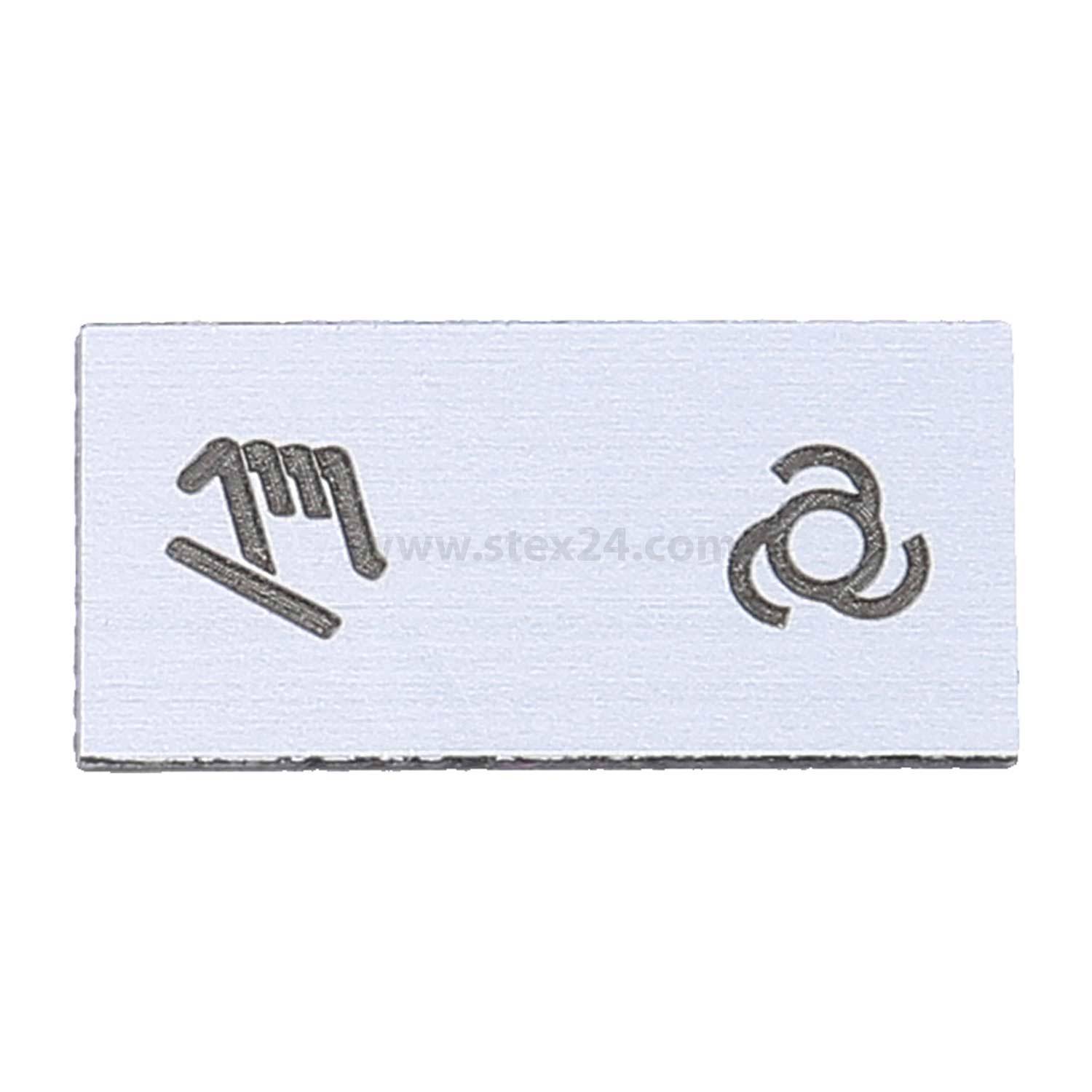 Ein weißer rechteckiger Aufnäher mit schwarzen Symbolen: eine Faust links und ein kreisförmiges Design rechts.