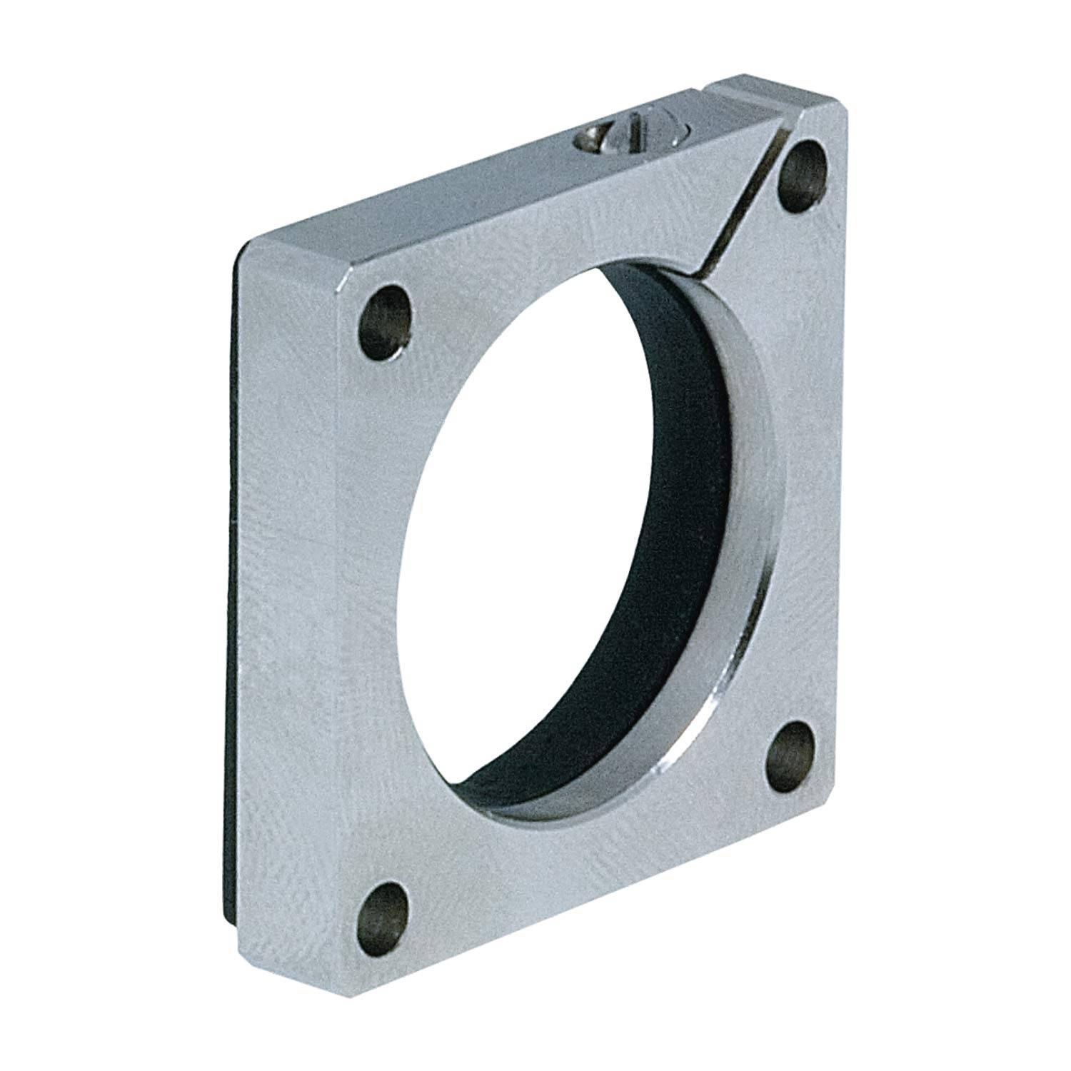 Eine quadratische, metallische Flanschhalterung mit vier Löchern, einer zentralen Öffnung und einer schwarzen Innenbeschichtung, aus einem Blickwinkel betrachtet.