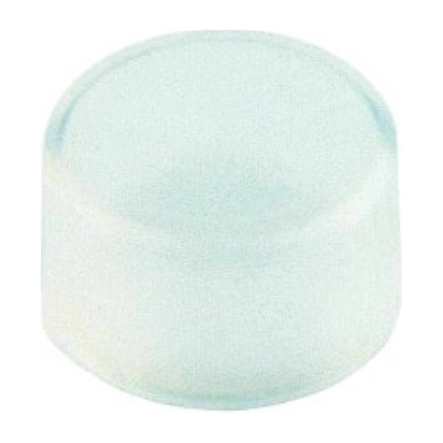 Ein kleines, rundes, durchsichtiges Objekt mit einer flachen Oberseite, möglicherweise eine Kappe oder ein Deckel, von vorne in gut ausgeleuchteter Umgebung betrachtet.