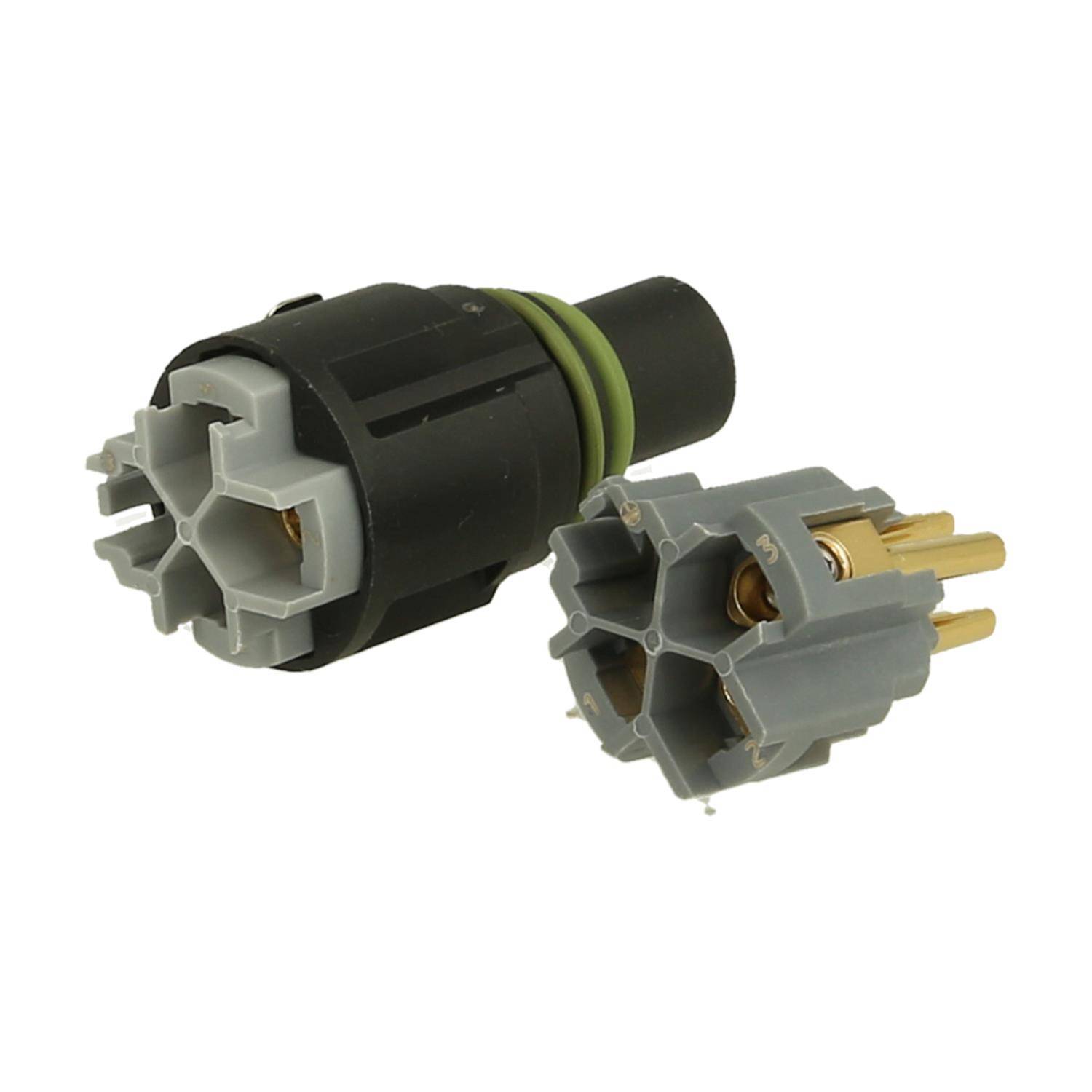Eine Nahaufnahme eines 7-poligen Anhängerstecker-Anschlusses, die den männlichen und weiblichen Teil zeigt, die für sichere elektrische Verbindungen in Zugfahrzeugen ausgelegt sind.