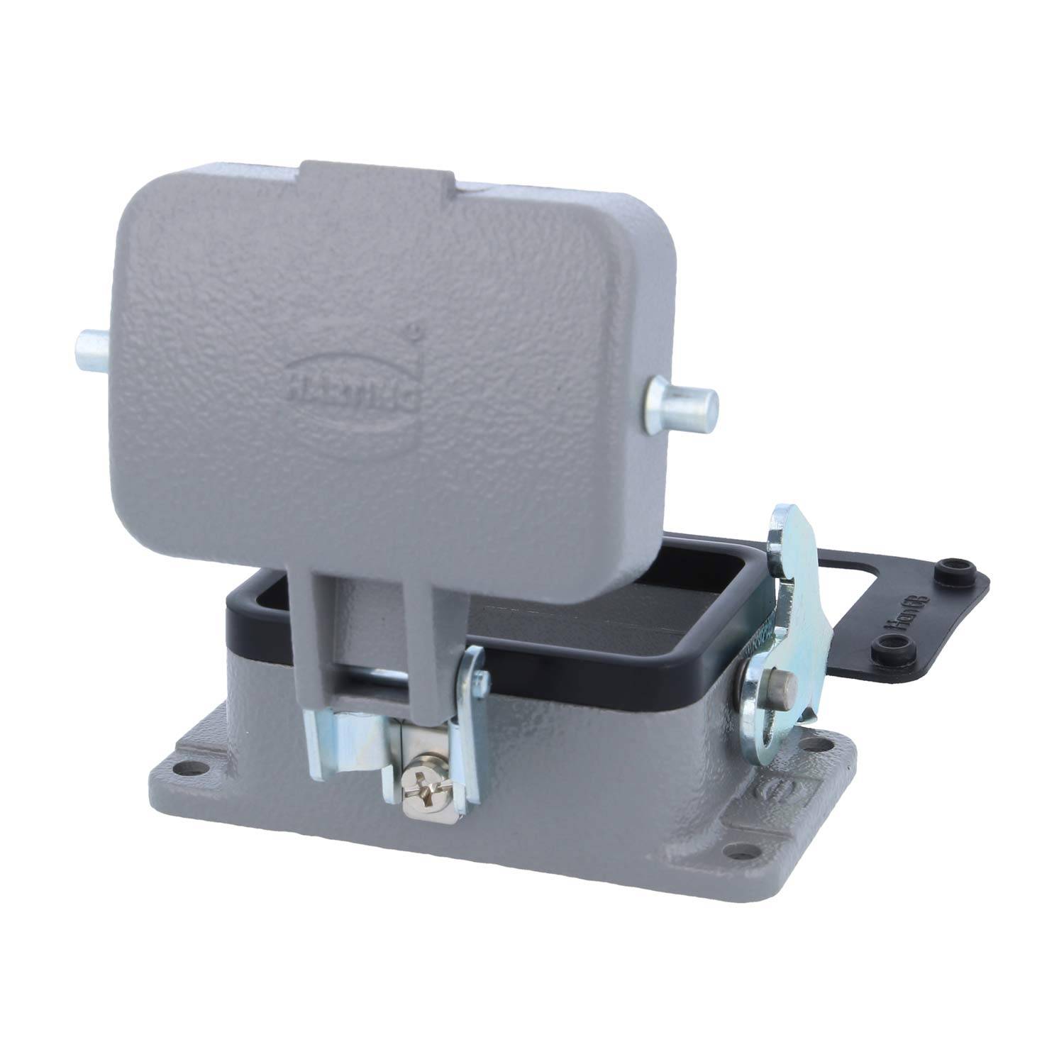 Grauer industrieller Anschlussdeckel mit einer Klappabdeckung und Verschluss, geeignet für sichere elektrische Verbindungen, auf einer Basis montiert.