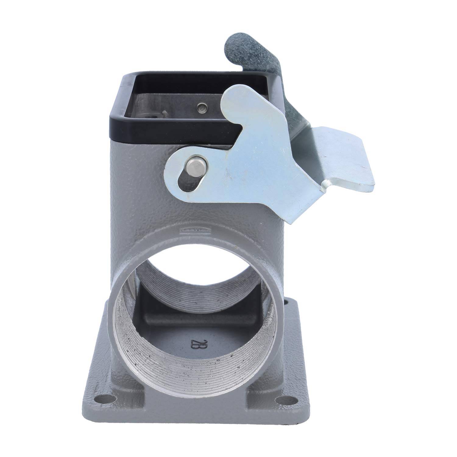 Eine Metallrohrklemme mit rechteckigem Oberteil und kreisförmigem Unterteil, die einen Klappverschluss auf der Oberseite zum Befestigen von Rohren besitzt.