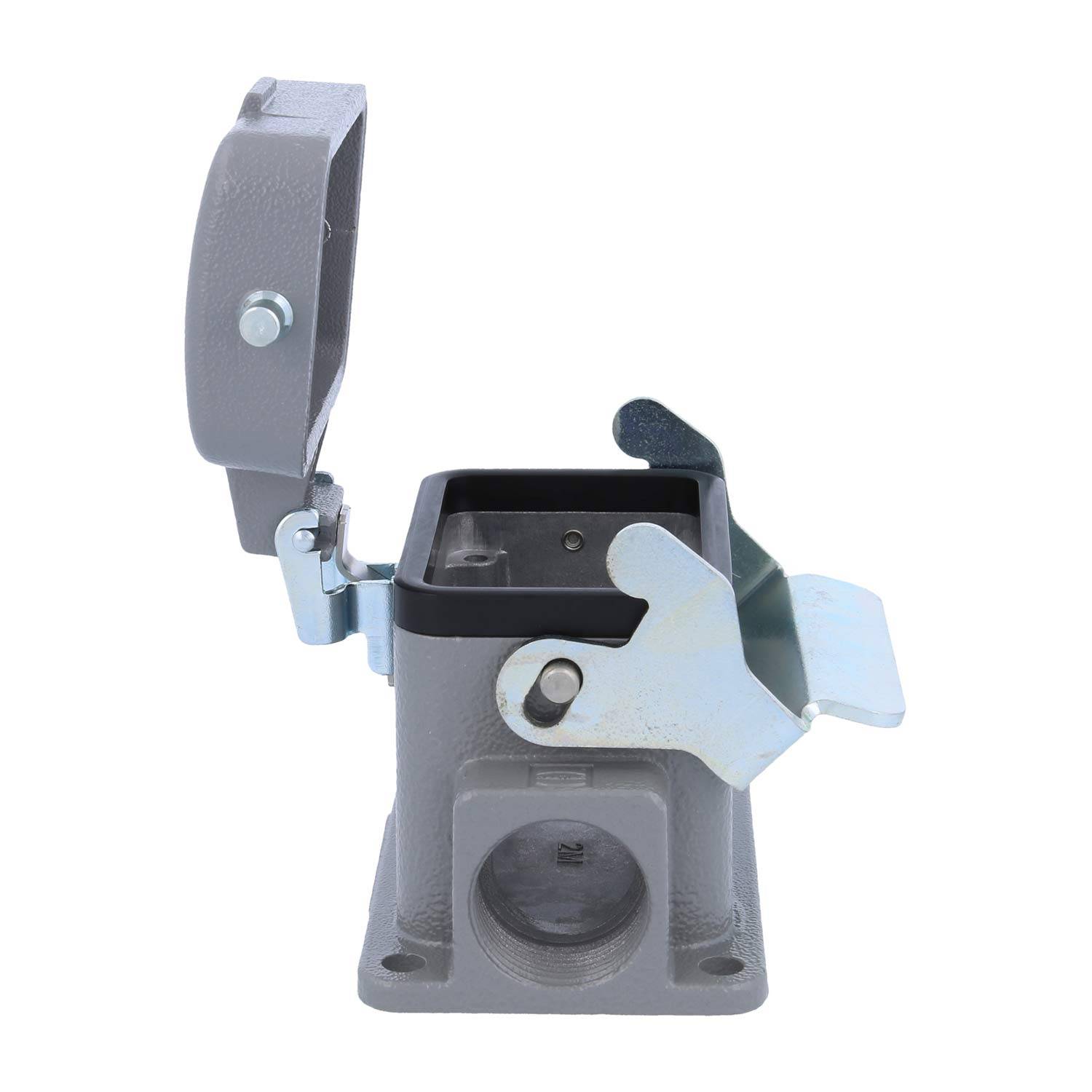 Elektrische Verteilerdose mit offener Abdeckung, die einen leeren Raum für Leitungsverbindungen zeigt. Die Dose ist auf einer flachen Basis montiert.