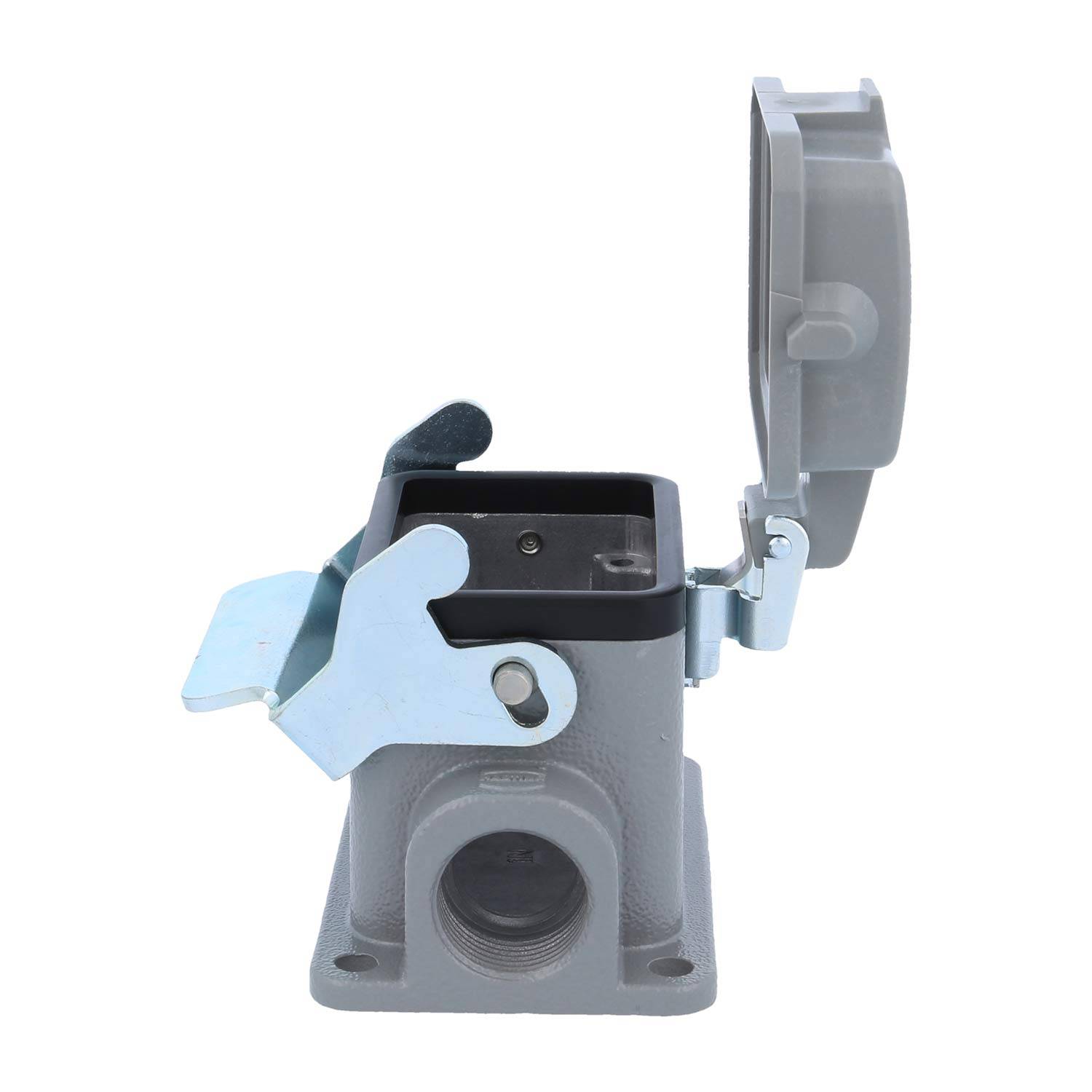 Eine graue industrielle Steckdosenbox mit offenem Schutzdeckel und einem kleinen Verschluss an der Seite, die für elektrische Anschlüsse verwendet wird.