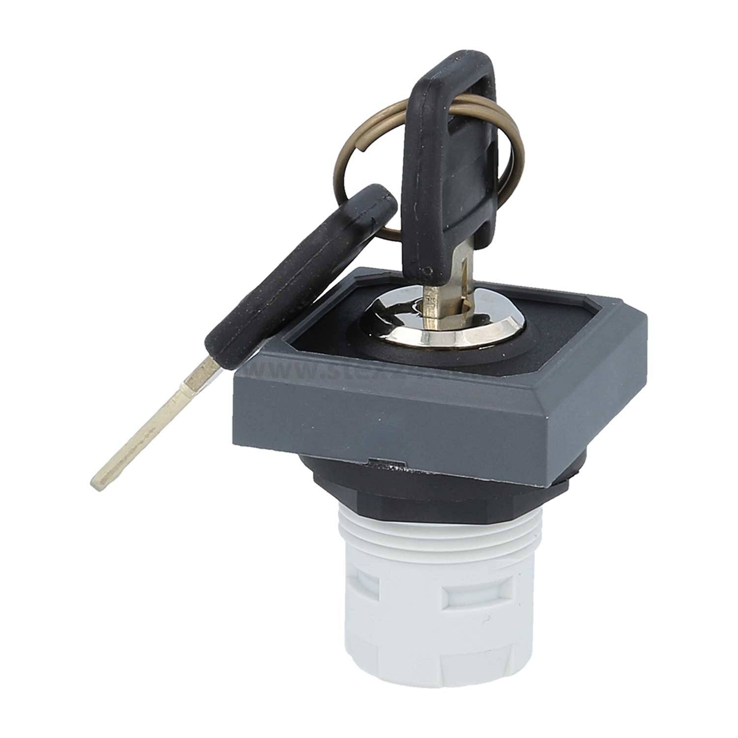 Ein Schlüssel, der in einen quadratischen Schlossschalter mit weißer Montagebasis eingeführt wird und einen Sicherheitsmechanismus für elektronische Geräte oder Bedienfelder zeigt.