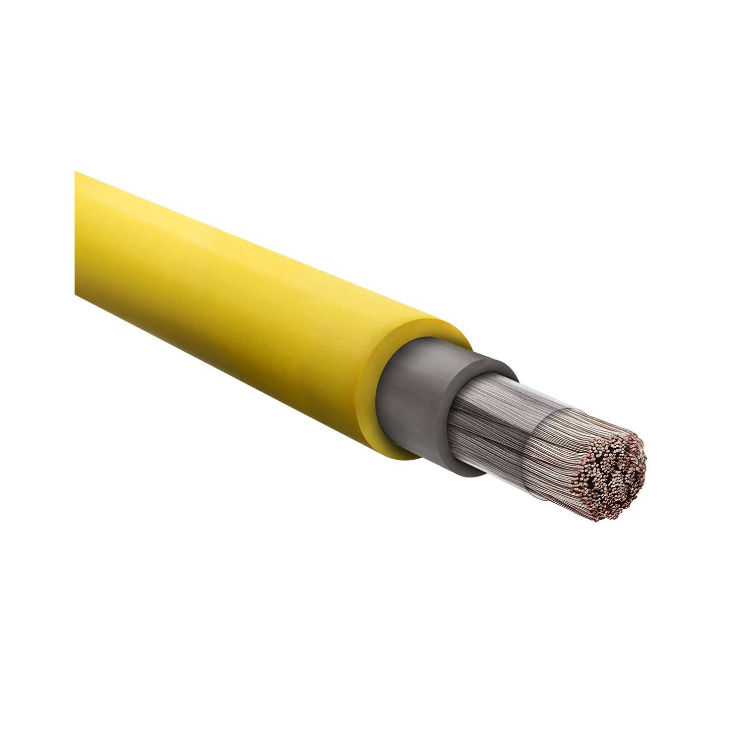 Querschnitt eines gelben Stromkabels mit grauer innerer Isolierung und freiliegenden Metalldrähten im Kern.