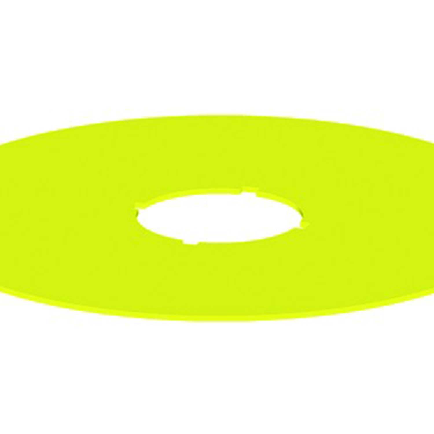 Ein heller gelber Frisbee mit einem Loch in der Mitte auf weißem Hintergrund.