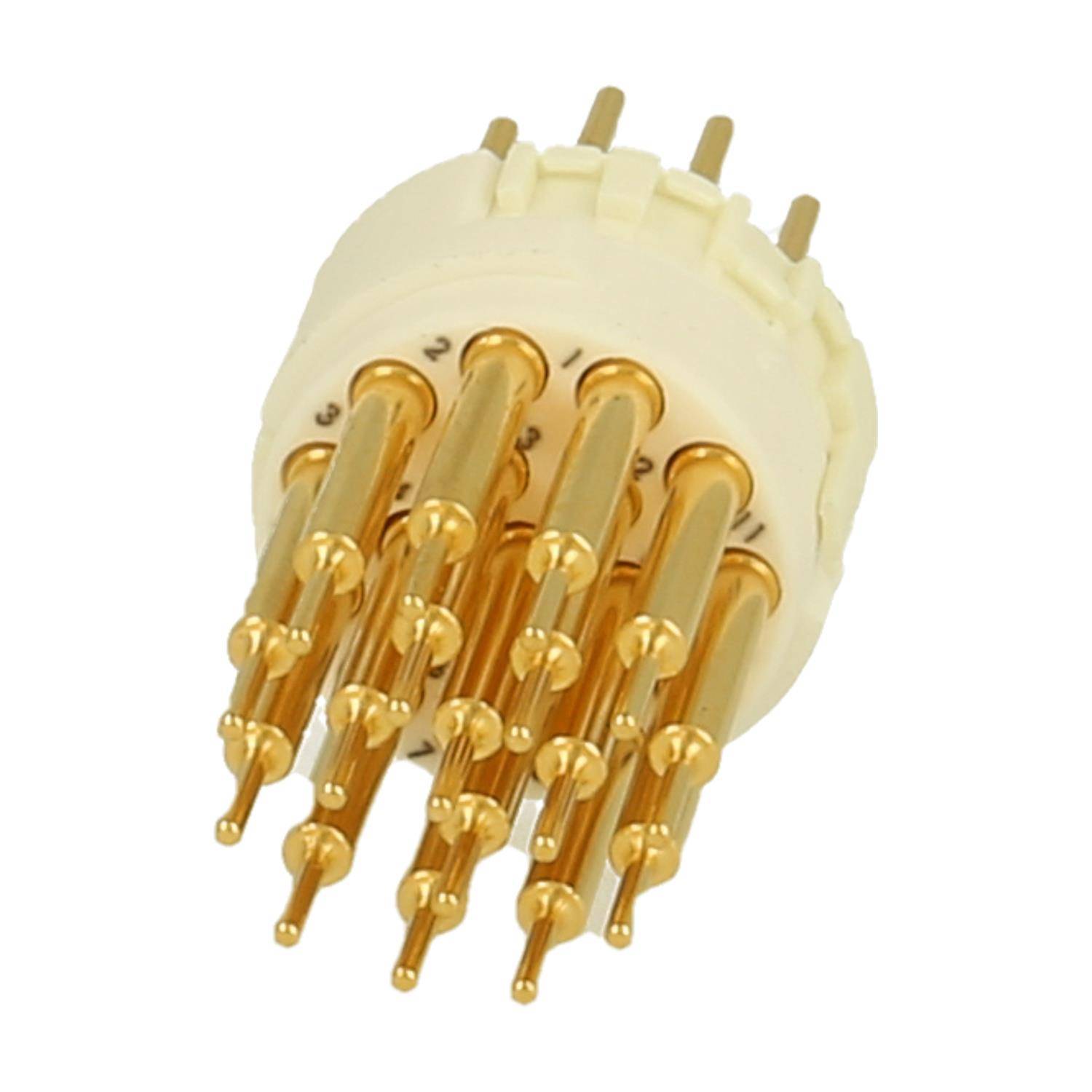 Ein kreisförmiger elektronischer Anschluss mit mehreren Goldpins wird gezeigt, der zum sicheren Verbinden von elektronischen Komponenten verwendet wird.