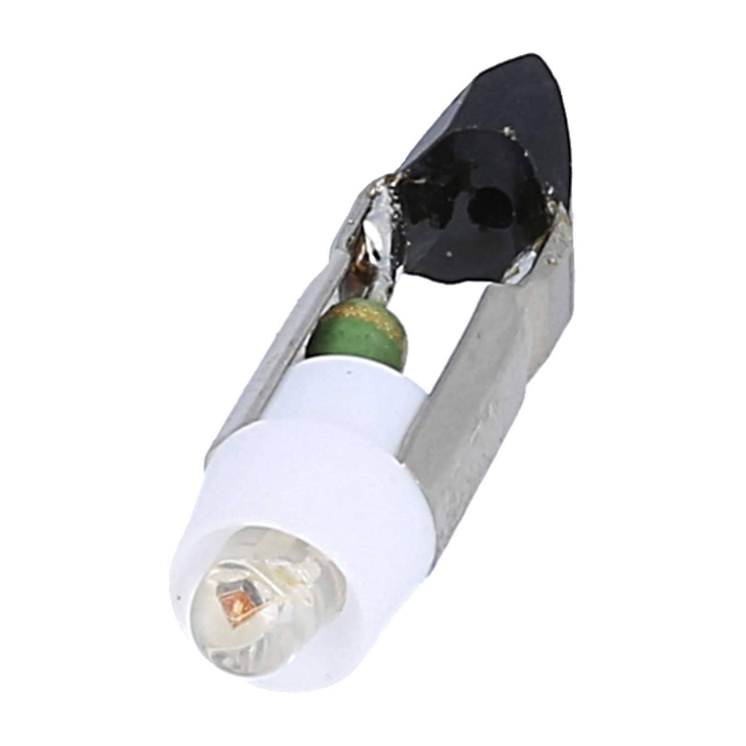 Eine Nahaufnahme einer kleinen LED-Glühbirne mit weißer Basis und sichtbarem Metallkontakt, geeignet für elektronische Geräte oder kleine Installationen.