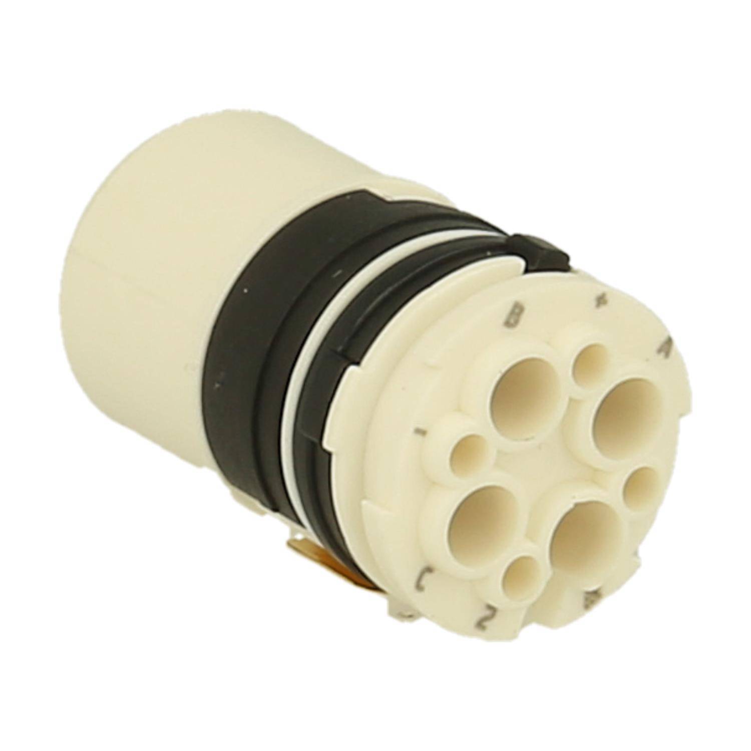 Ein runder weißer und schwarzer Mehrpin-Elektroanschluss mit fünf kreisrunden Löchern, entwickelt für sichere elektrische Verbindungen.