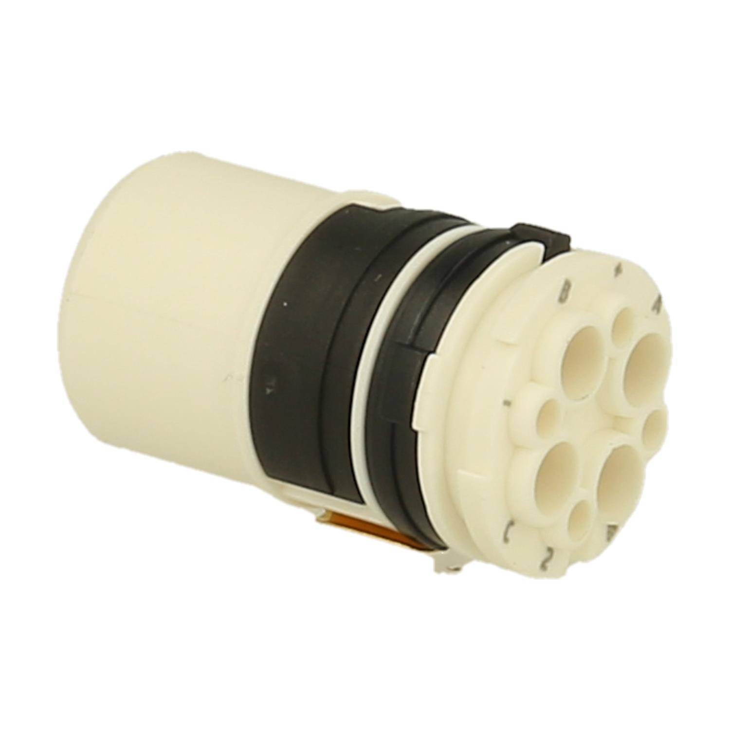 Ein weißer zylindrischer Anschluss mit mehreren runden Öffnungen, der schwarze und braune Ringe um den mittleren Abschnitt aufweist.